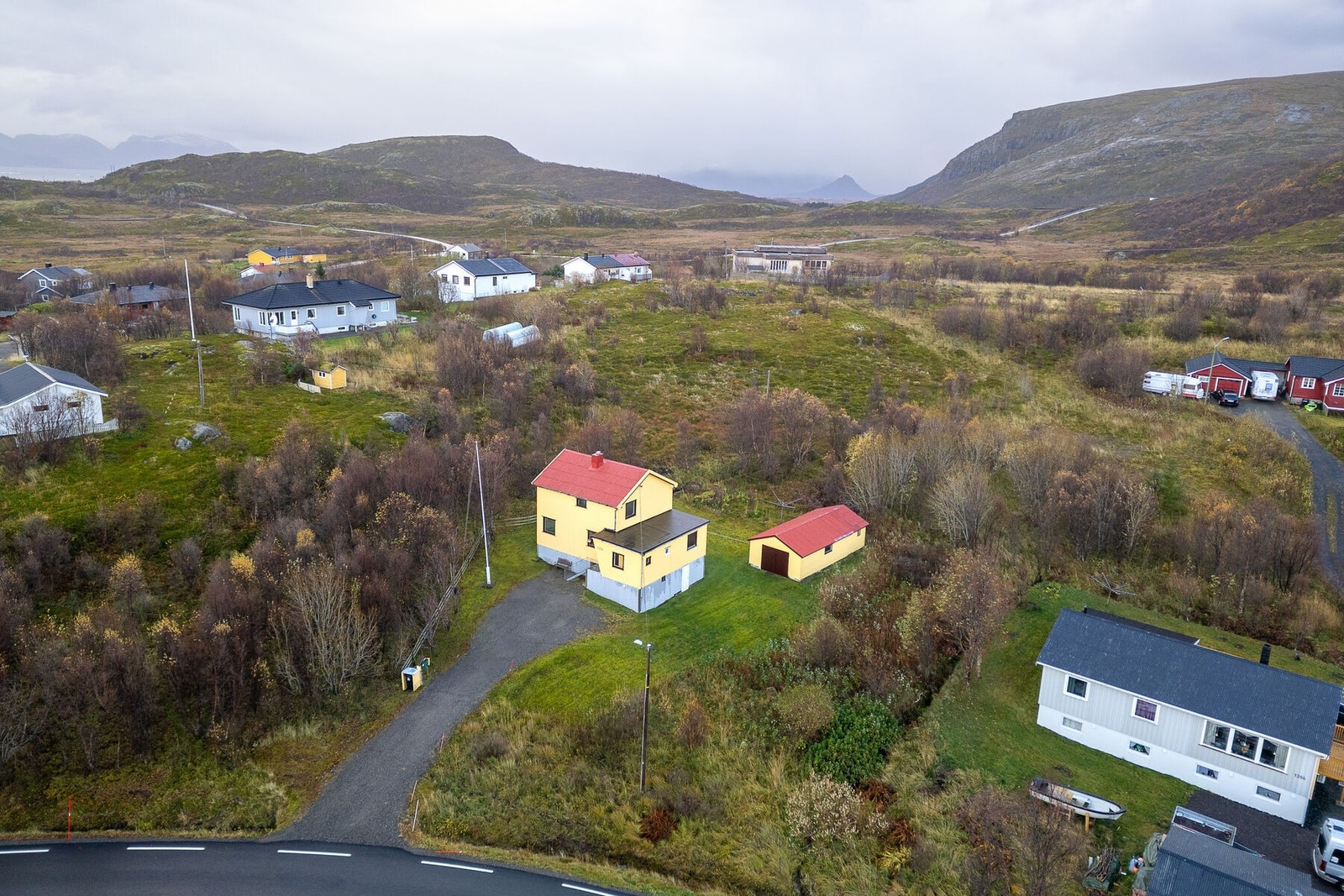 Her bor du i rolig, etablert og landlig område, men likevel med alt av hverdagsfasiliteter kun en kjøretur unna. Galleribilde