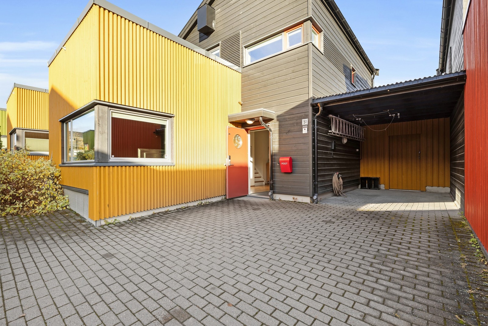 Det ble montert lader for elbil i carport i 2021. Godt med lagringsplass i utvendig sportsbod. Galleribilde