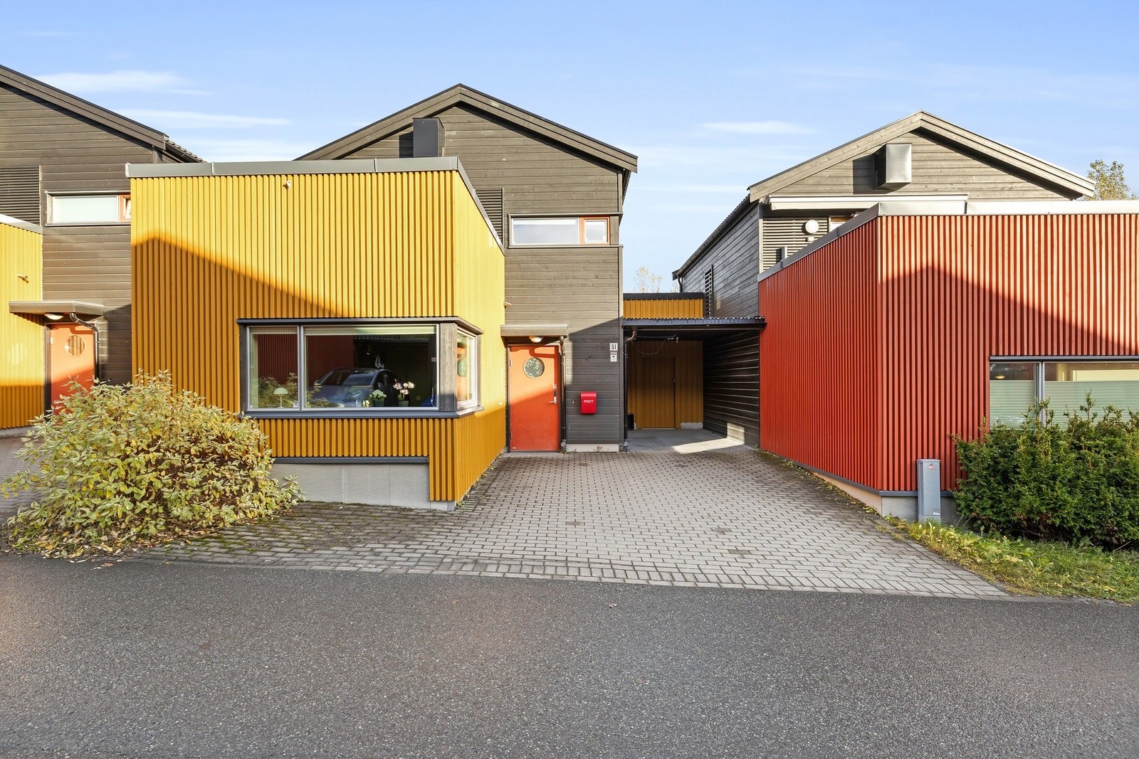 EiendomsMegler 1 v/Frank Robert Bae har gleden av å presentere en moderne og arealeffektiv kjedet enebolig beliggende i populære Nedre Charlottenlund. Galleribilde