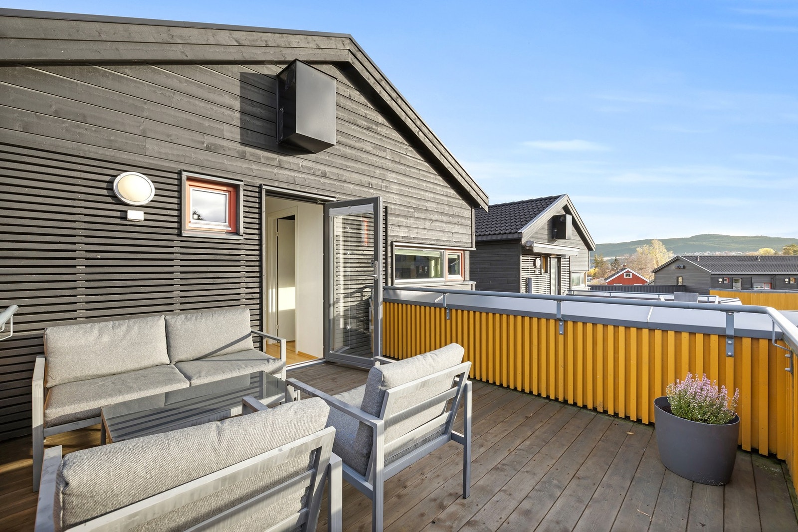 Prikken over i'en må sies å være boligens takterrasse. Her nyter du solen fra ca. 12:00 til ca. 21:00 på sommerstid. Galleribilde
