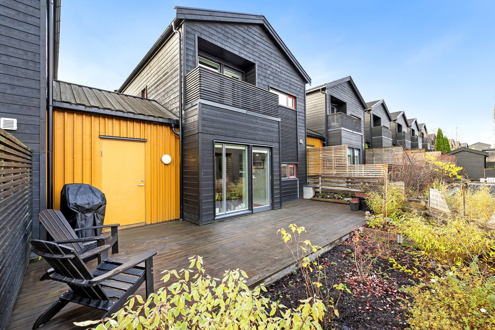 Lun terrasse på ca. 29 kvm. På finværsdager oppleves terrassen som en forlengelse av stua/allrommet. Galleribilde