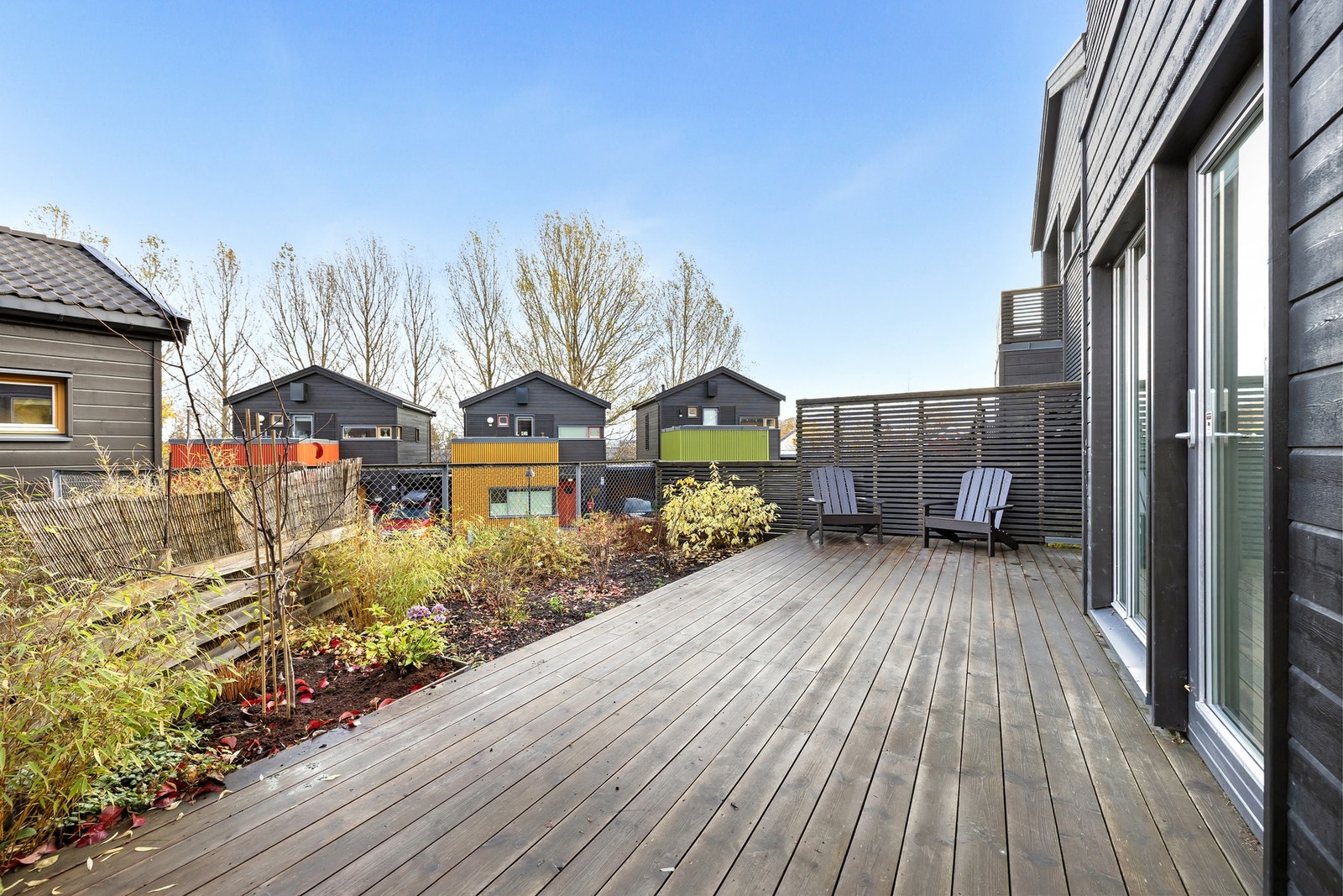 Terrassen har god plass til både sittegrupper og grill. Pent opparbeidet bed som virkelig kommer til sin rett på sommerhalvåret. Galleribilde