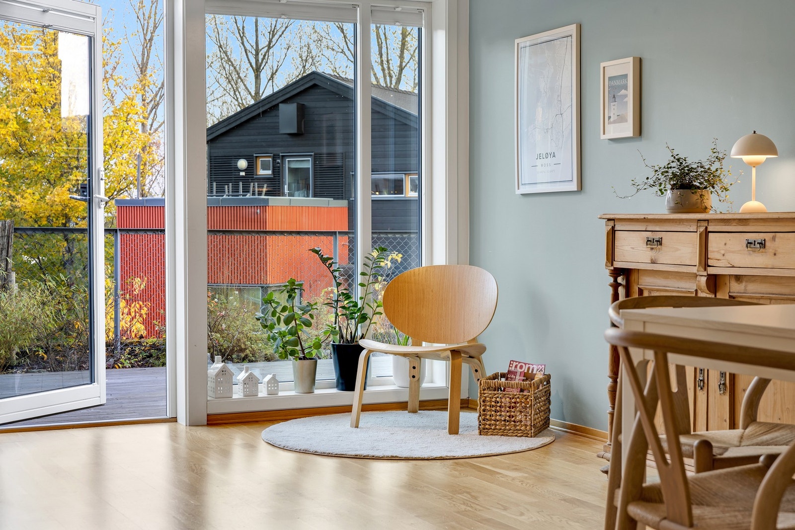 Store vindusflater og en god takhøyde bidrar sammen til boligens lette og luftige atmosfære. Galleribilde