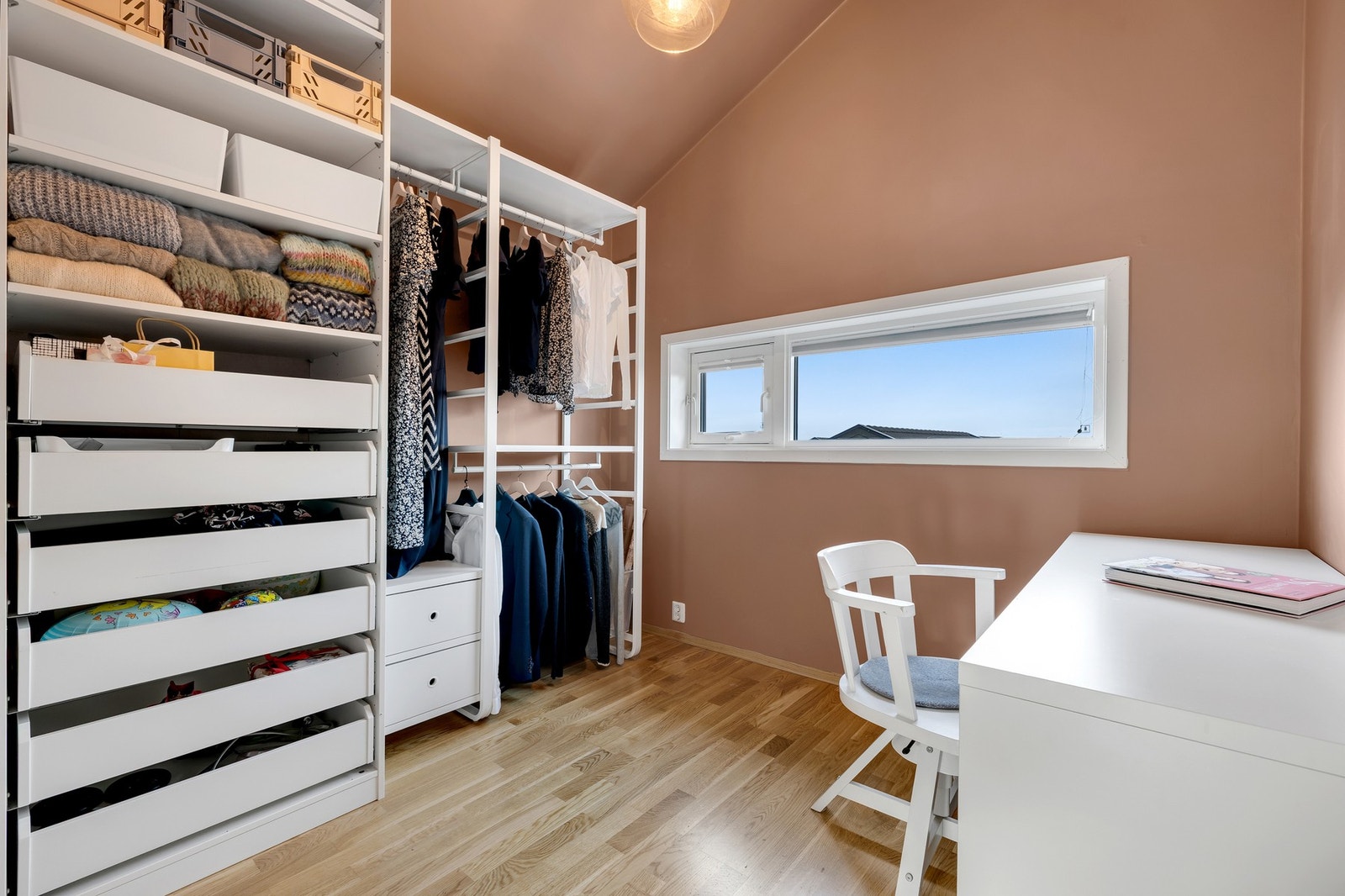 Soverom 2 er på ca. 6,5 kvm. Rommet brukes i dag som garderobe og kontor. Galleribilde