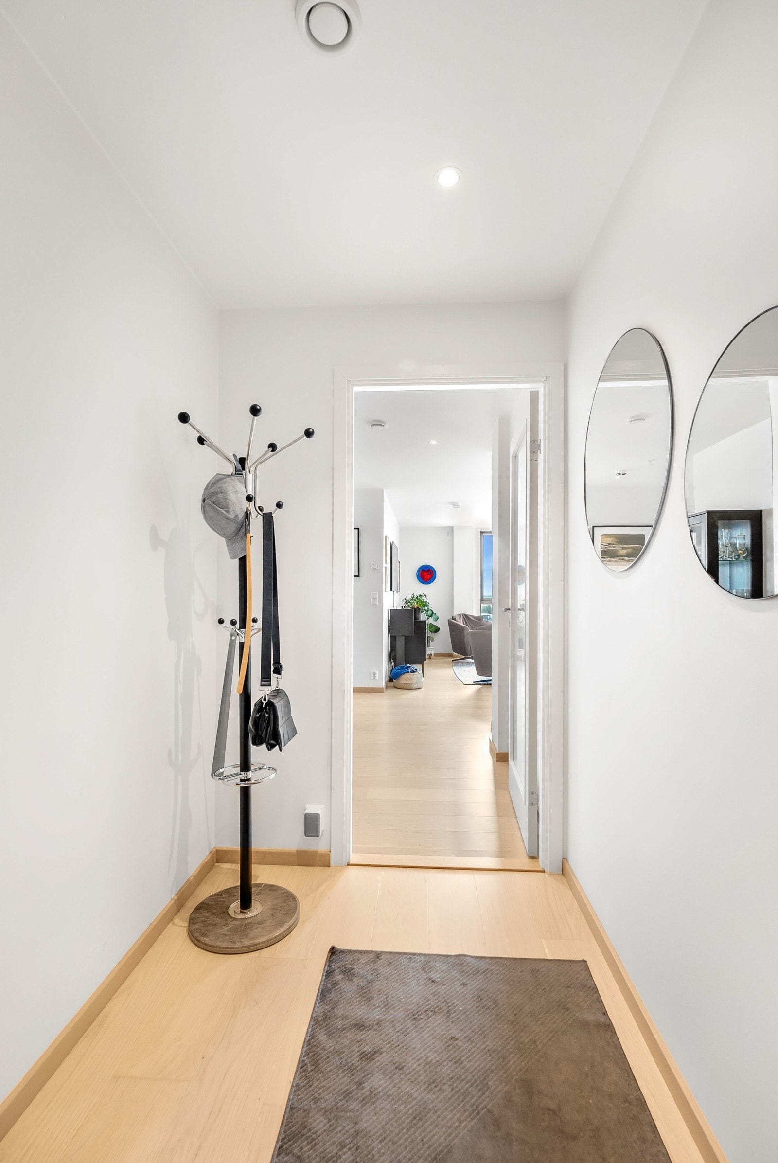 Gangen gir et flott og åpent førsteinntrykk, og har god plass til ytterligere oppbevaringsmøblement ved behov. Galleribilde