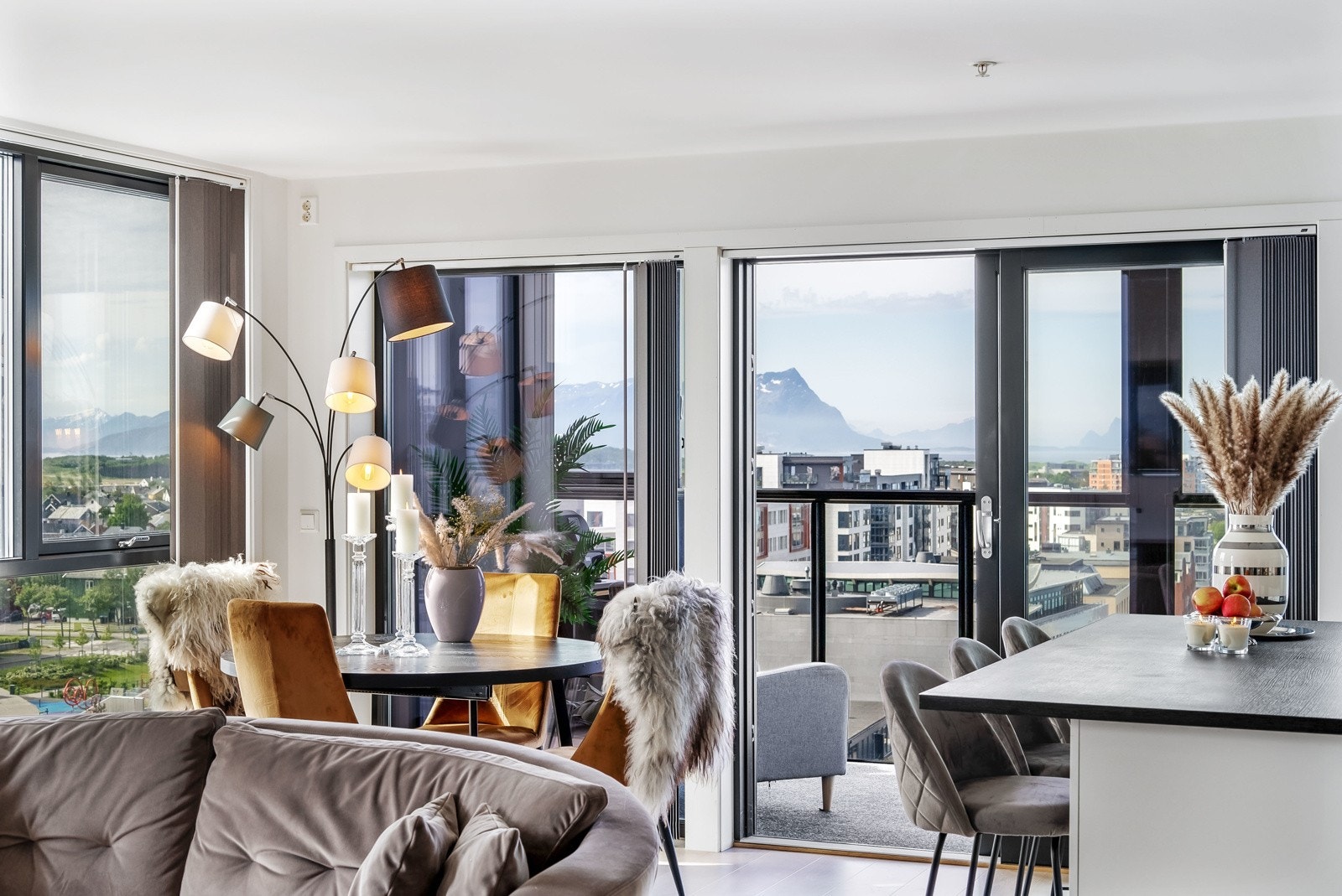 Felleskostnadene på hyggelige kr. 4 341,- pr. mnd. inkluderer både kabel-tv, internett, drift/vedlikeholdskostnader, parkering og a-konto for oppvarming og varmtvann. Galleribilde