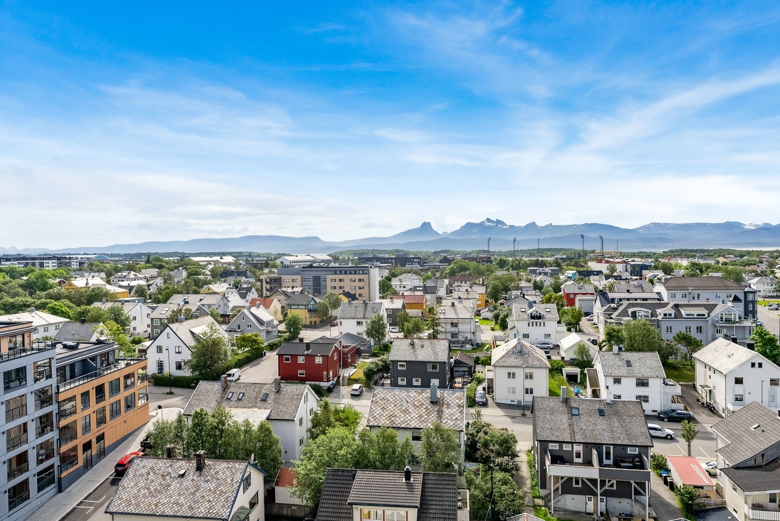 Fra soverommet har du også utgang til boligens andre innglassede balkong, som også gir gode luftemuligheter og flott utsyn. Galleribilde