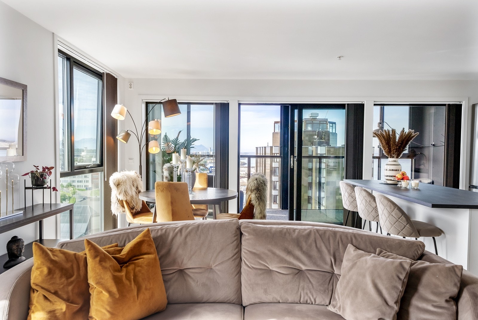 Boligens planløsning er tydelig gjennomtenkt og enkel å møblere etter ønske og behov, med naturlige soner for både sittegrupper og spisestuemøblement. Galleribilde