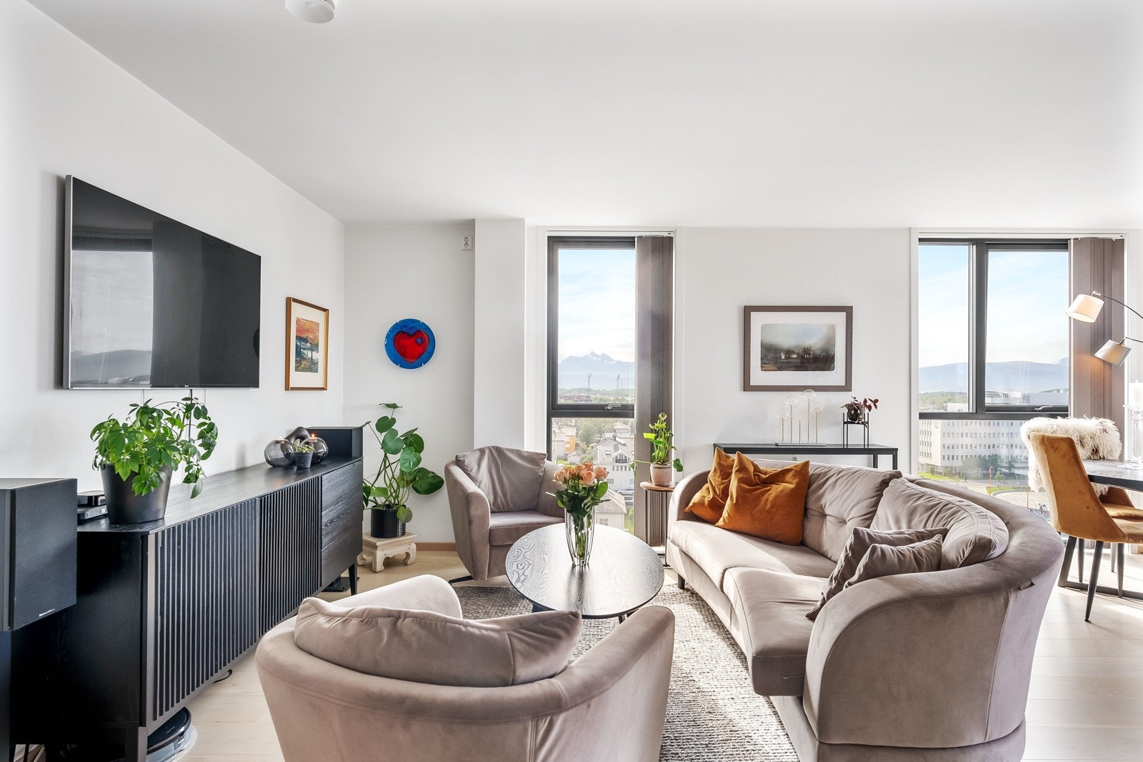 Leiligheten har en åpen stue- og kjøkkenløsning på ca. 40 kvm, med flere rause vindusflater som gir utsyn og sollys fra sørvest til nordøst. Galleribilde