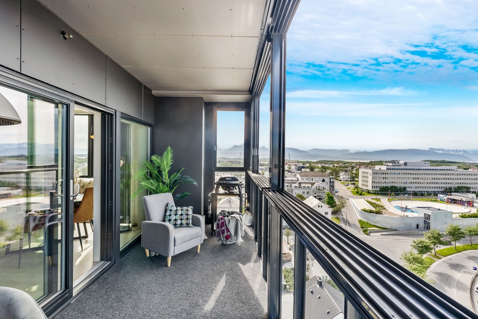 Balkongen er praktisk innglasset og kan fint benyttes som en helårs forlengelse av boligen. Galleribilde