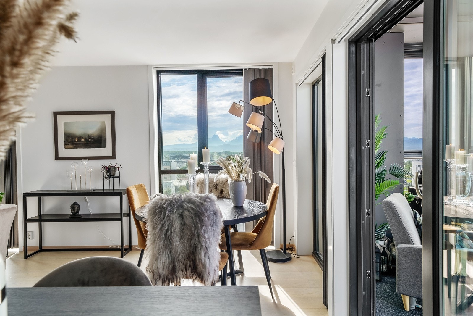 Ved kjøkkenet er det utgang til boligens største balkong, oppmålt til ca. 11 kvm. Galleribilde