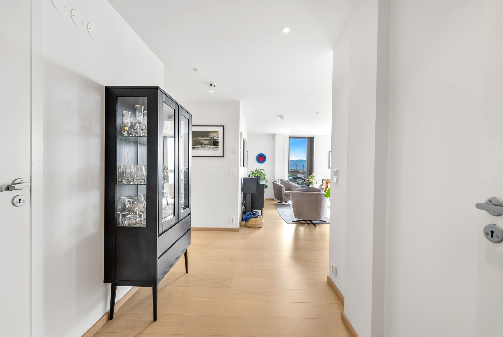 Når man kommer inn i leiligheten kan man skimte utsikten ved første øyekast, og er kun en kort heistur unna sentrumskjernen med sitt rike servicetilbud. Galleribilde