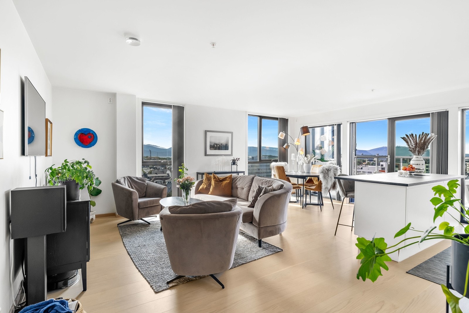 Boligen har optimal internbeliggenhet på byggets vestlige hjørne, som gir deg vidstrakt utsikt over havet og omkringliggende fjellformasjoner - innomhus så vel som utomhus. Galleribilde