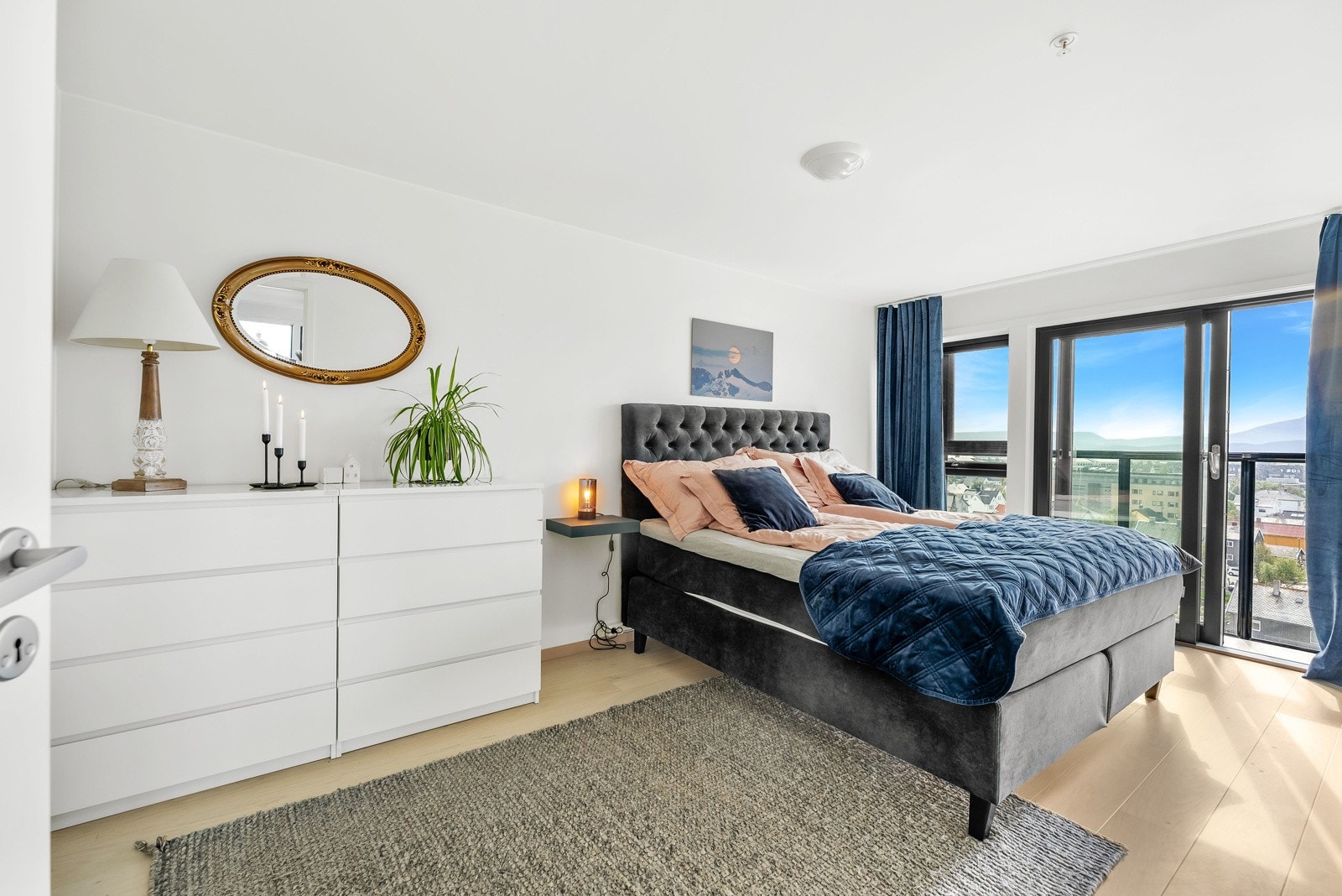 Hovedsoverommet er på ca. 15 kvm, med walk in-closet på ca. 4,5 kvm fullt innredet med Elfa garderobesystem. Galleribilde