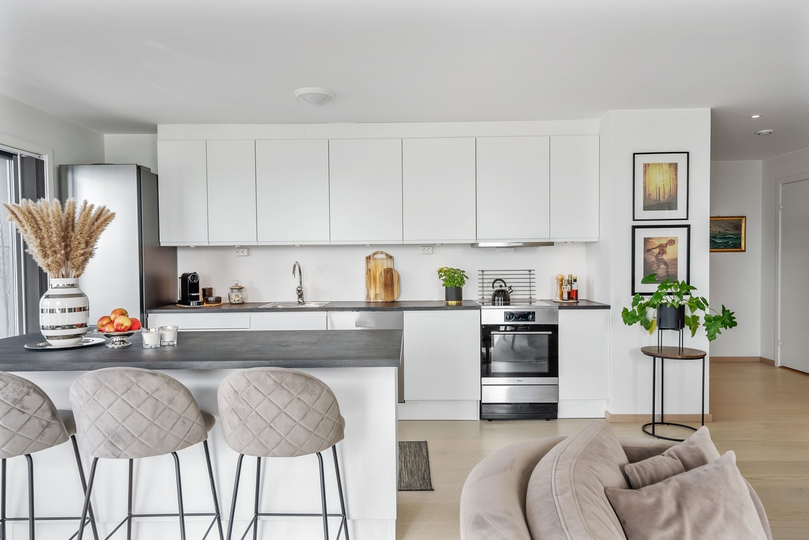 Kjøkkenøyen bidrar med ytterligere spiseplasser, oppbevaring og arbeidsflate - og gjør kjøkkenet til en sosial sone. Galleribilde