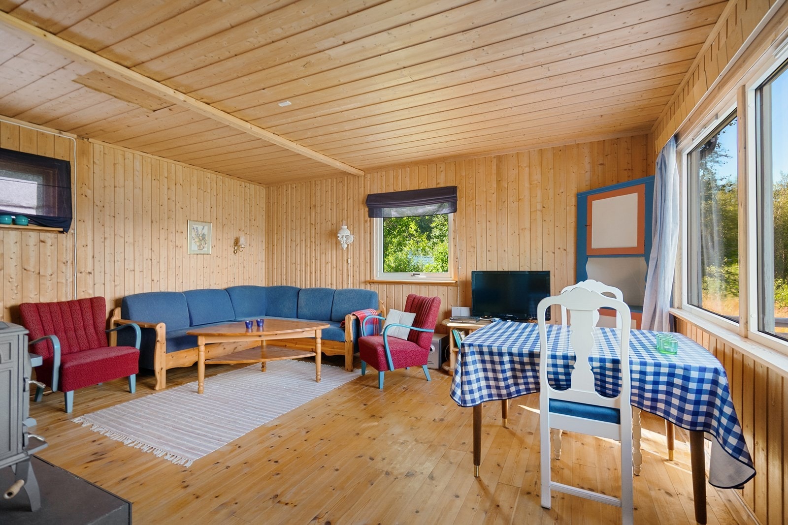 God plass til både sofagruppe og spisebord - et naturlig samlingspunkt for familie og venner Galleribilde