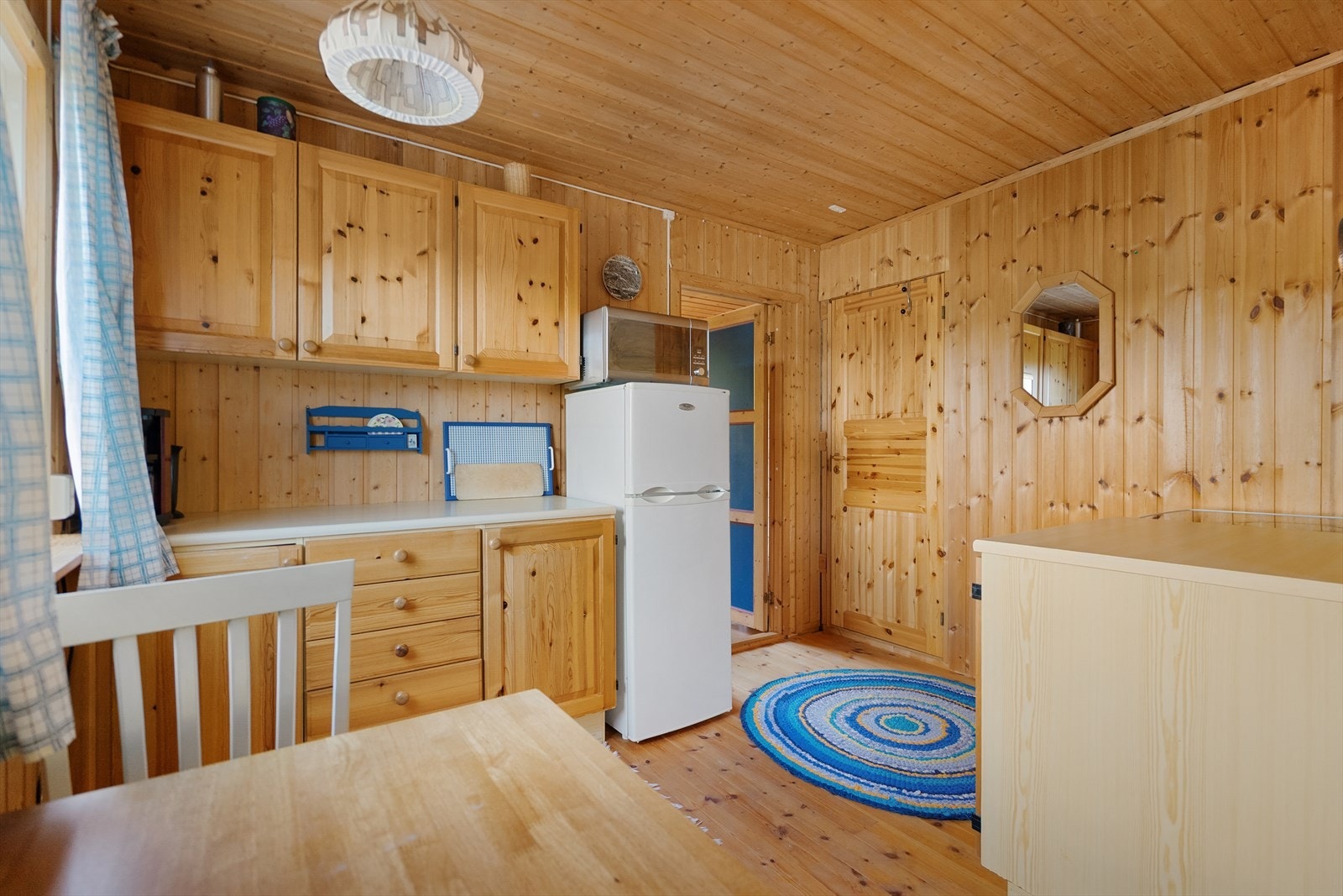 Romslig kjøkken med stort vindu som slipper inn godt med naturlig lys og gir fin utsikt Galleribilde