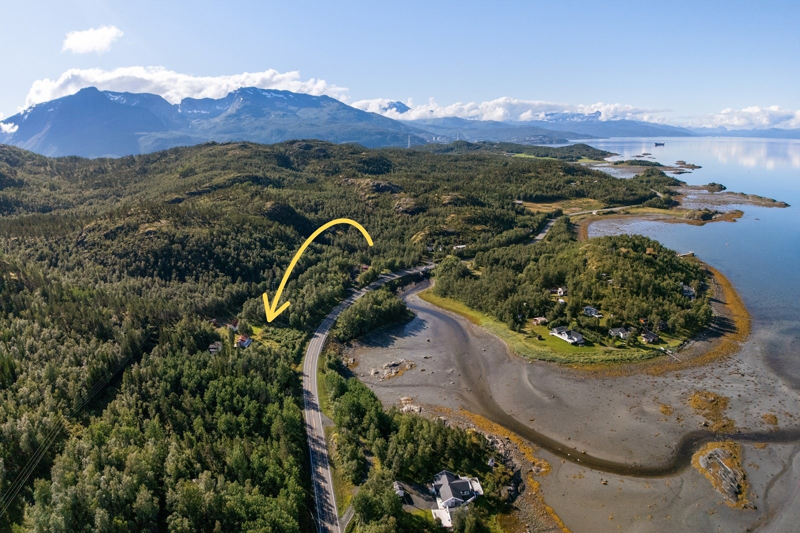 Nærhet til sjøen og vakker utsikt mot fjellene Galleribilde