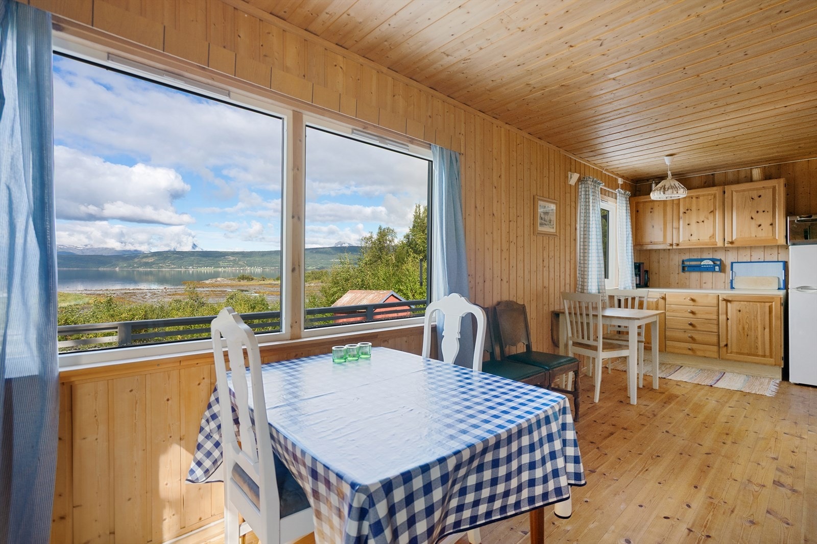 Rom for både spiseplass og sofagruppe, perfekt for hyggelige måltider Galleribilde