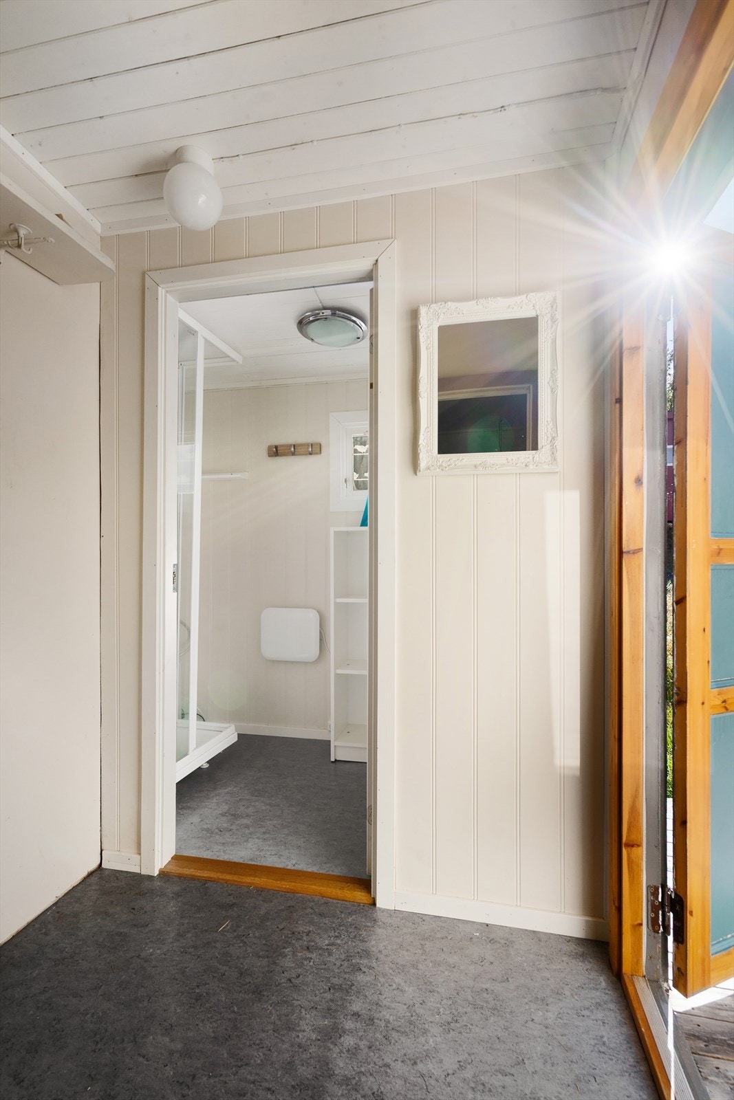 Velkommen inn! Lys og enkel gang med direkte adkomst til badet Galleribilde