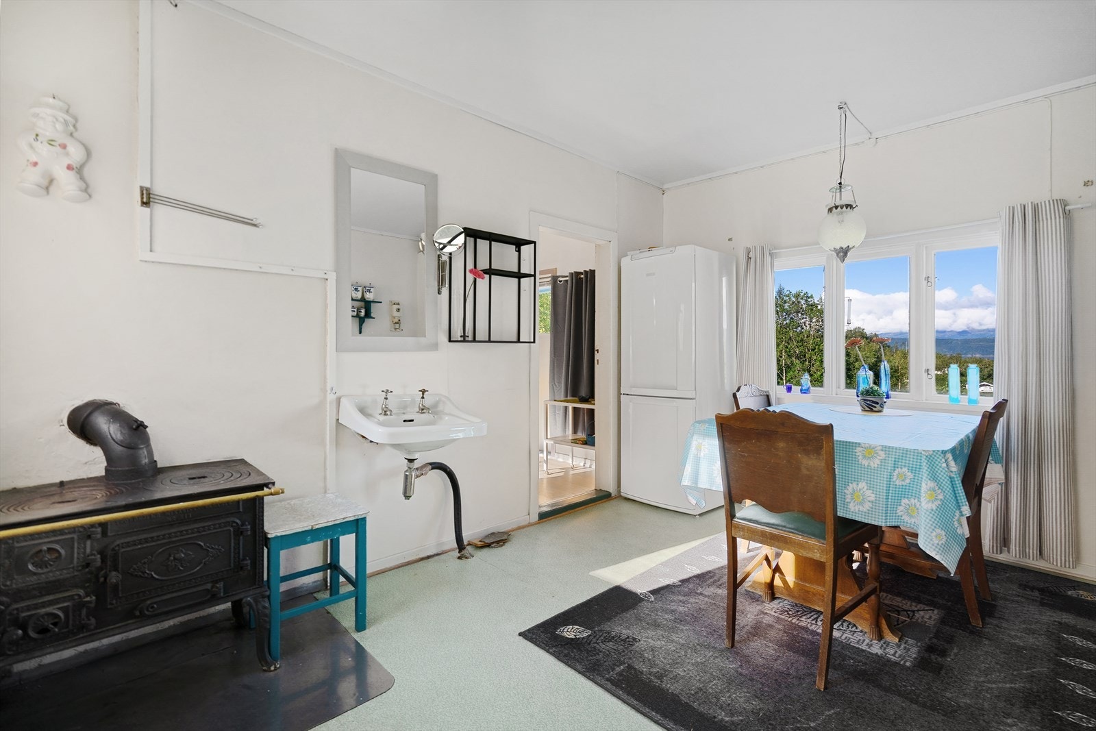 Kjøkken med spiseplass ved vinduet og flott utsikt Galleribilde