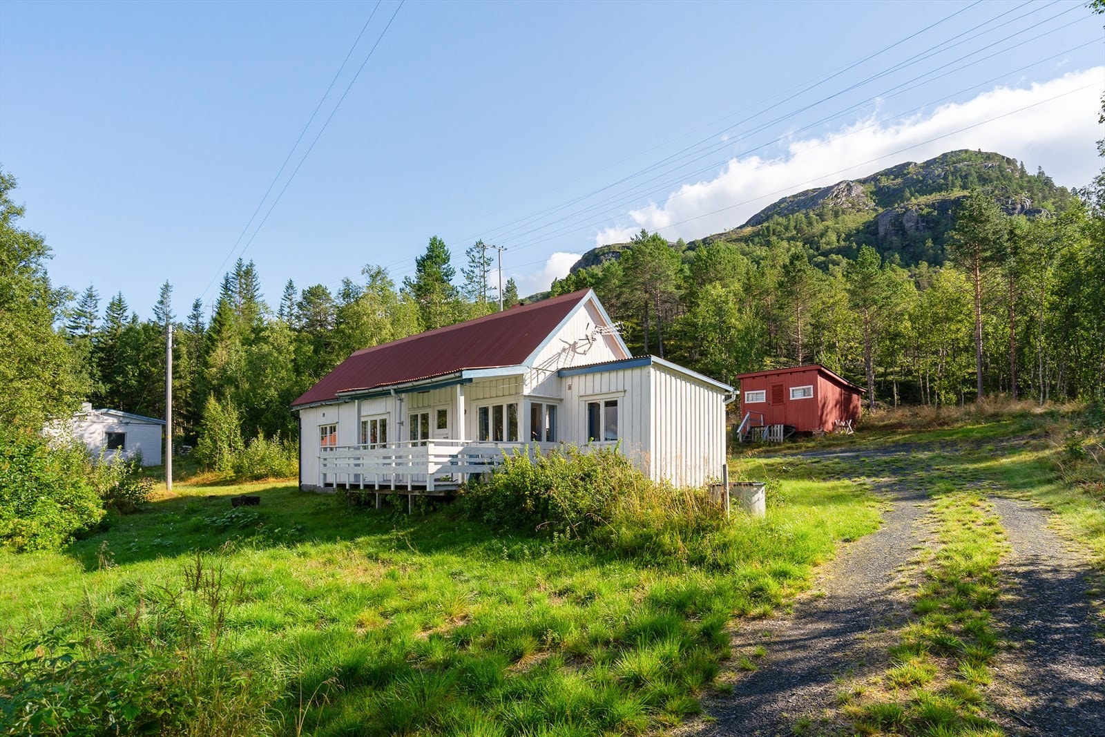 Sjarmerende hytte med romslig tomt i naturskjønne omgivelser Galleribilde