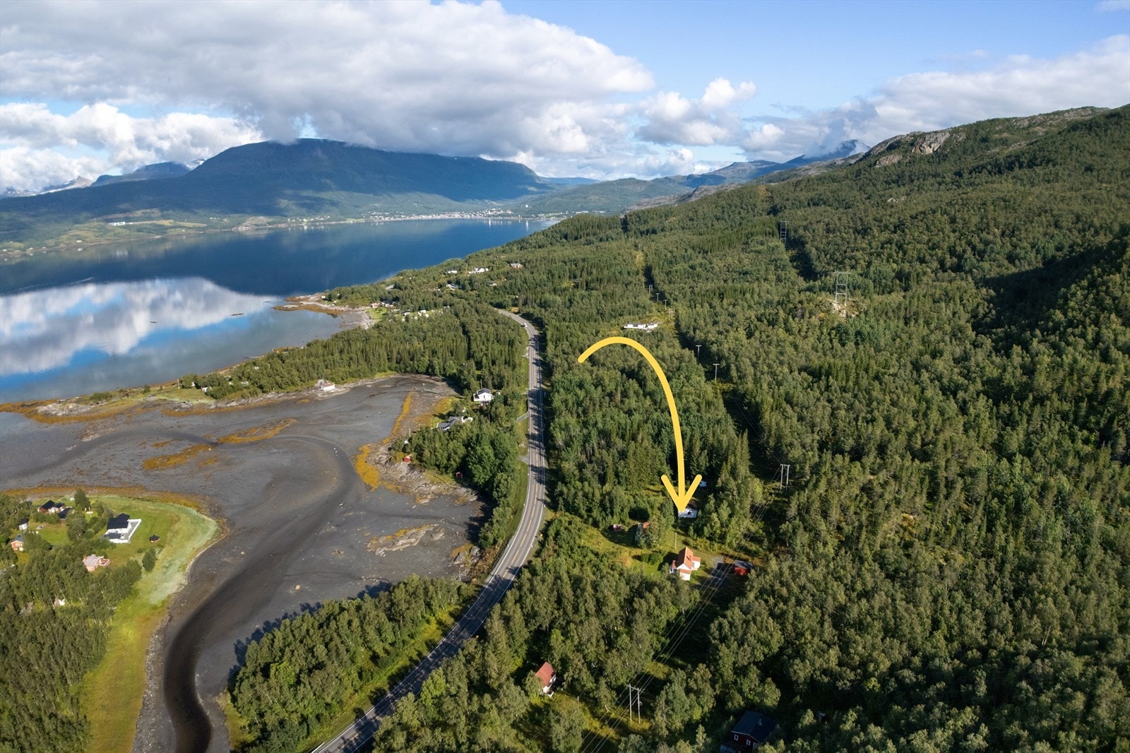 Oversiktsbilde som viser den fine plasseringen i landskapet Galleribilde