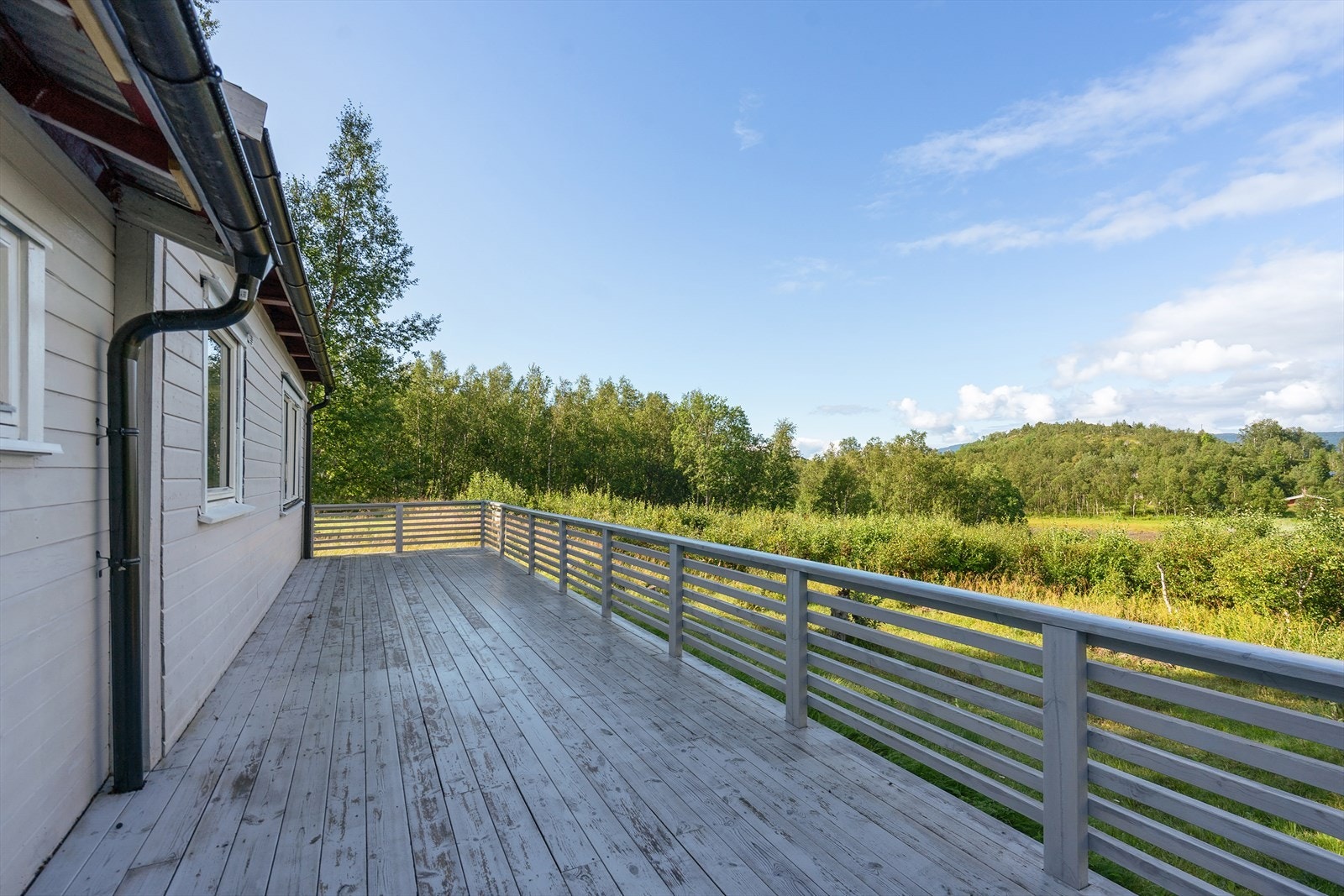 Romslig terrasse med god plass til utemøbler - perfekt for lange sommerdager Galleribilde