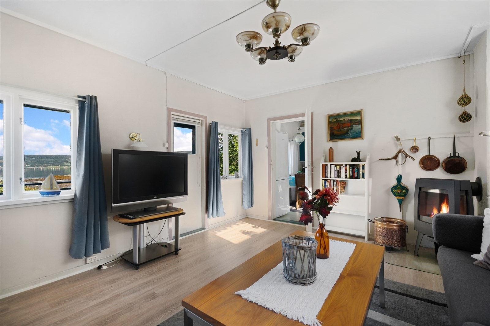 Peisovn skaper en lun og koselig atmosfære på kjølige kvelder Galleribilde