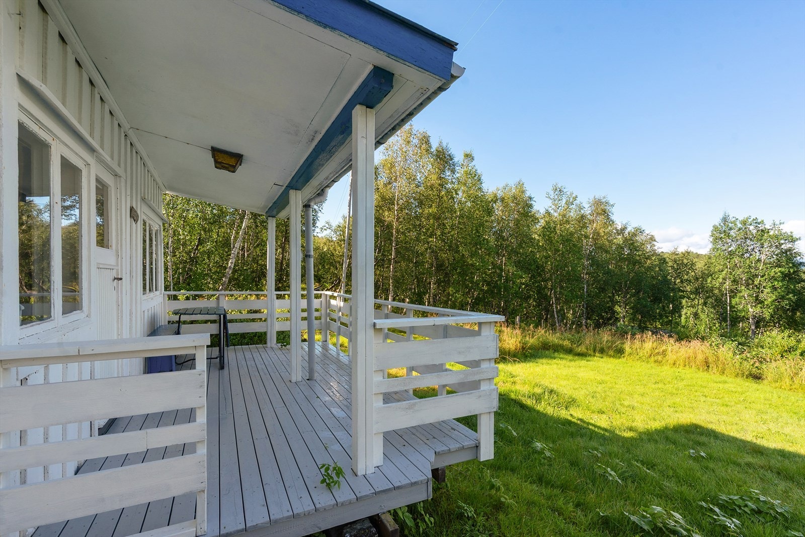 Hagen rundt hytta er lettstelt og byr på fine lek- og oppholdsarealer Galleribilde