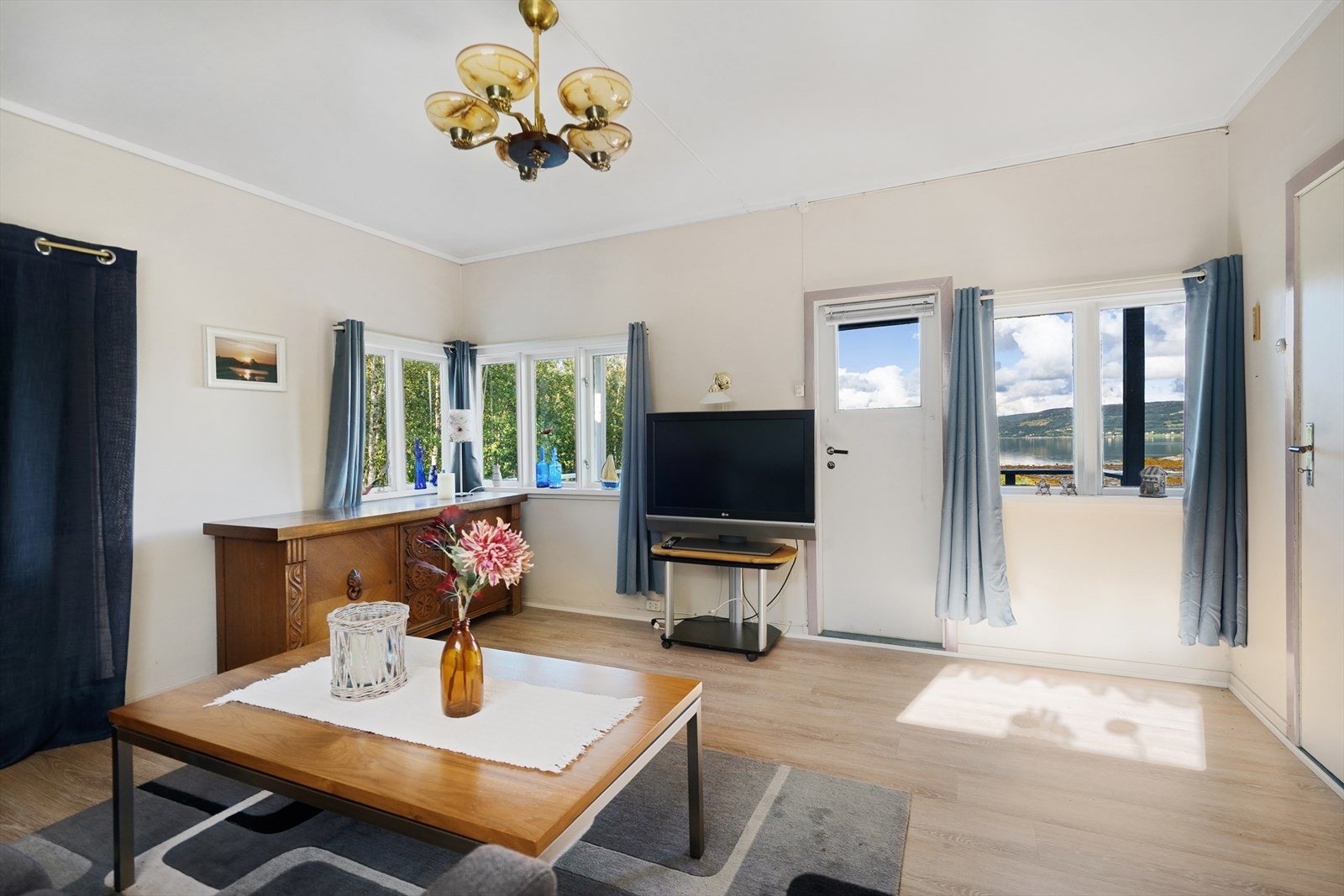 Utgang fra stuen gir enkel tilgang til uteområdet Galleribilde