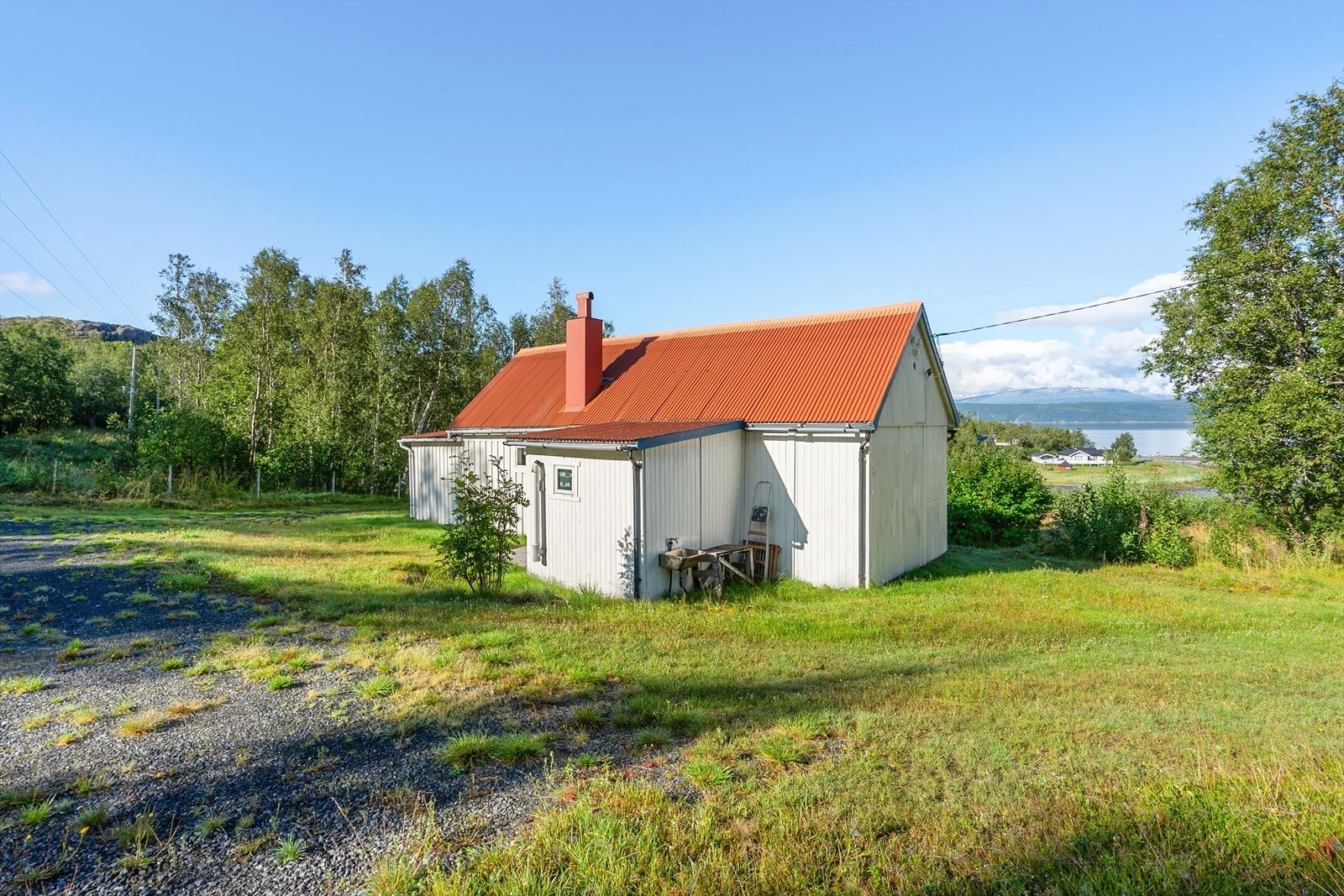 Stor tomt med to hytter, utebod og rikelig med parkeringsmuligheter Galleribilde