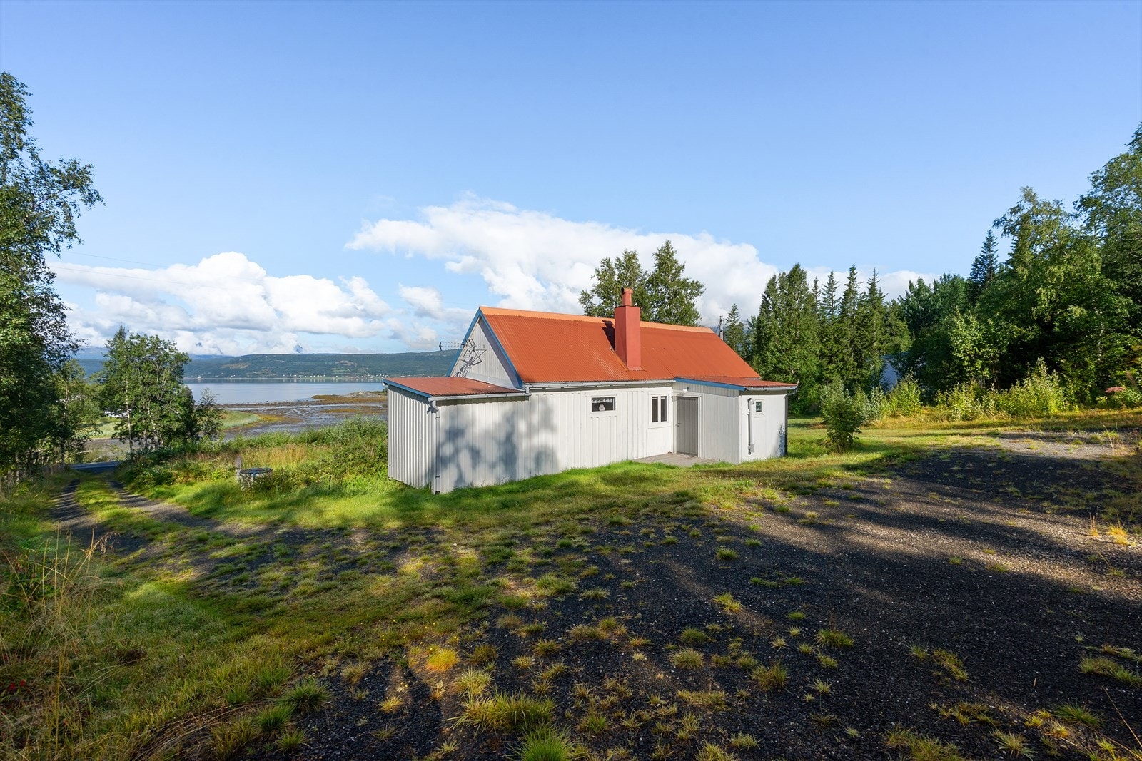 Hytte i landlige og fredelig omgivelser, med fjorden i bakgrunnen Galleribilde