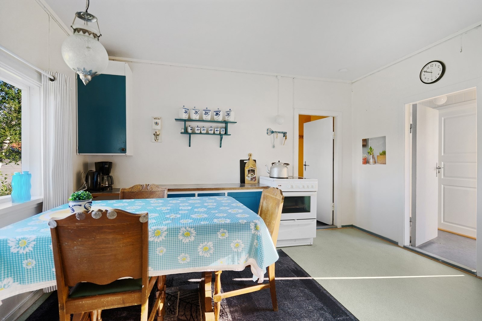 God plass til spisebord hvor familien kan samles til måltider Galleribilde