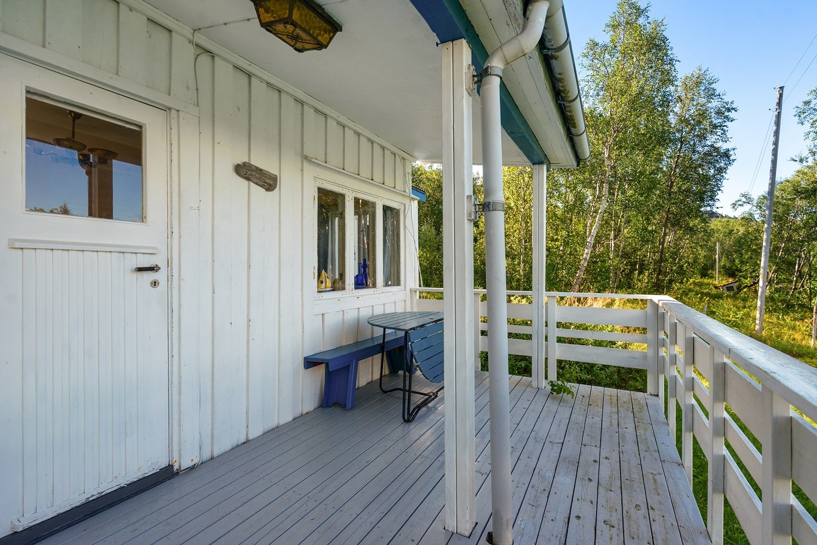 Romslig uteplass med god plass til utemøbler og en liten sittegruppe Galleribilde