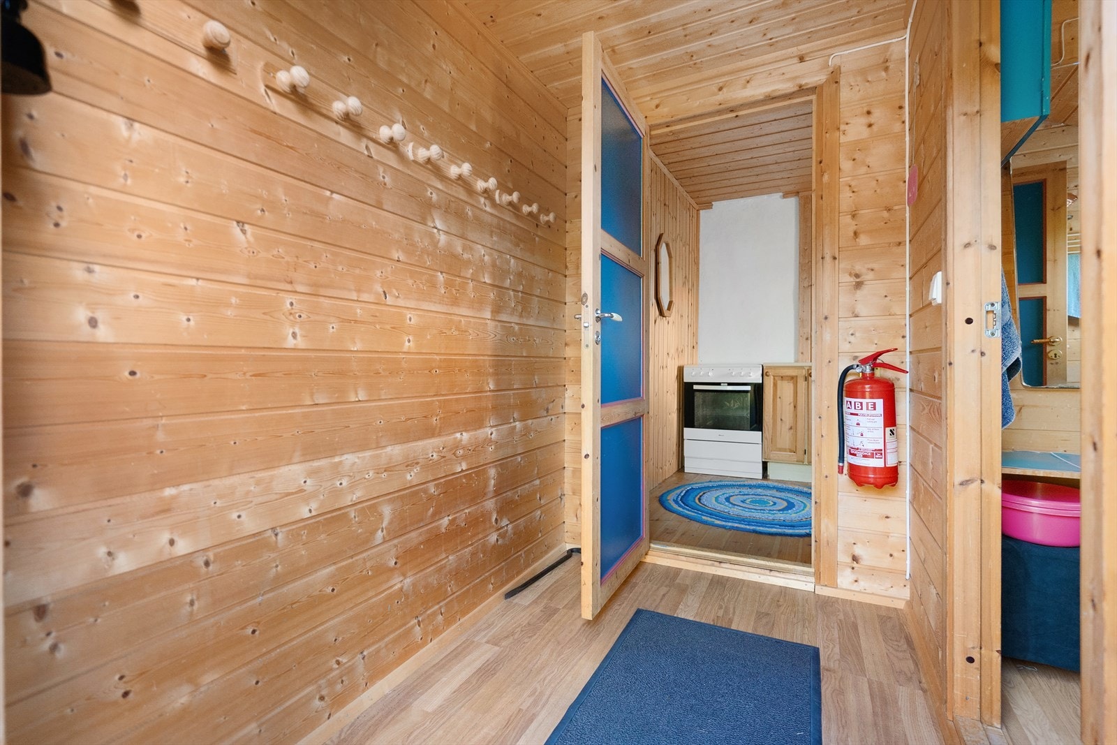 Lys og praktisk entré med plass til yttertøy og sko Galleribilde