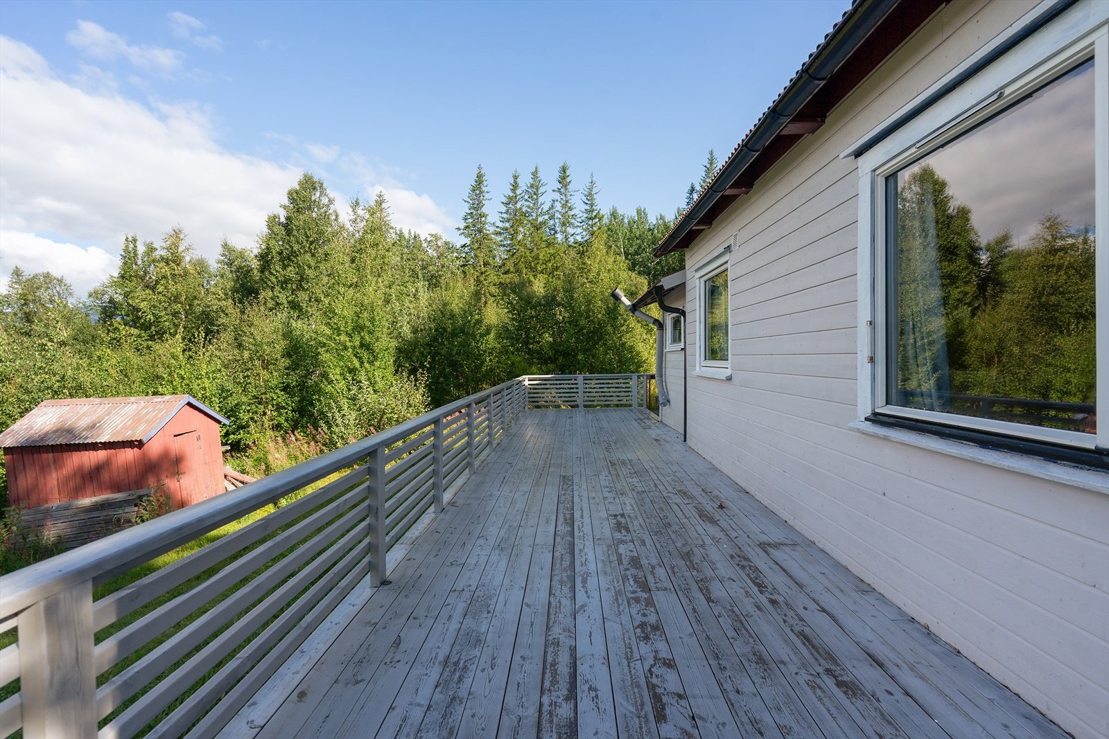 Terrassen strekker seg langs husveggen og gir gode møbleringsmuligheter Galleribilde