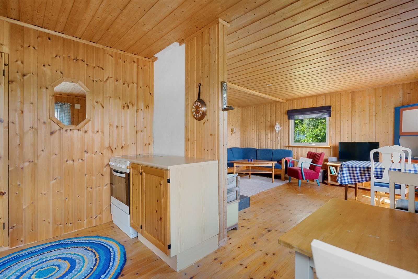 Åpen løsning mellom kjøkken og stue - perfekt for sosialt samvær Galleribilde