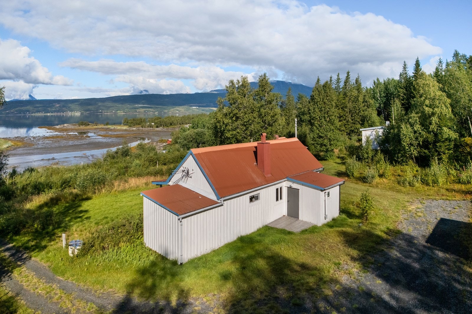 Boligen ligger skjermet til, med utsikt som gir en følelse av ro og nærhet til naturen Galleribilde