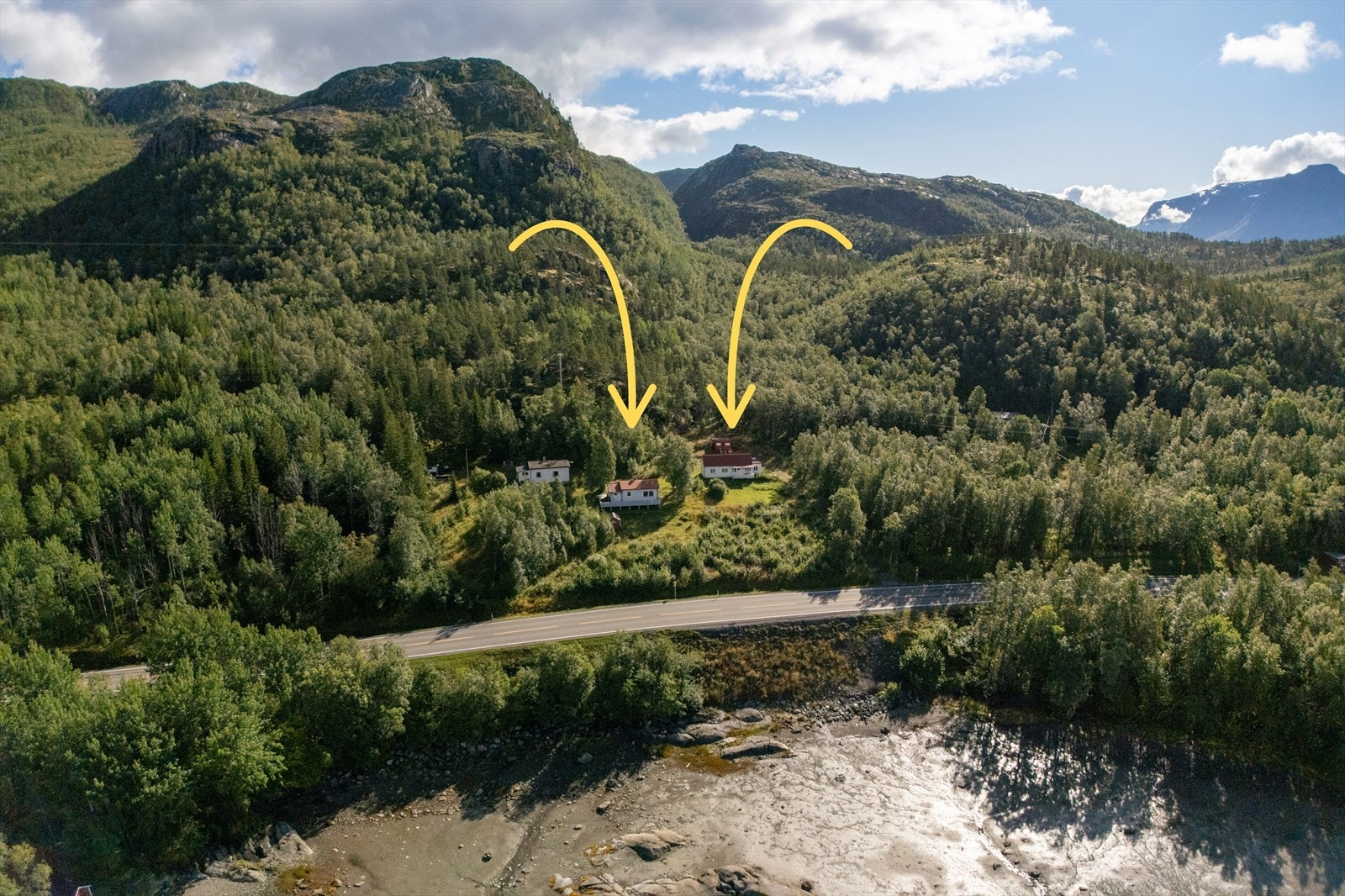 Flott beliggenhet med begge boligene plassert lunt til med skogen som nærmeste nabo Galleribilde