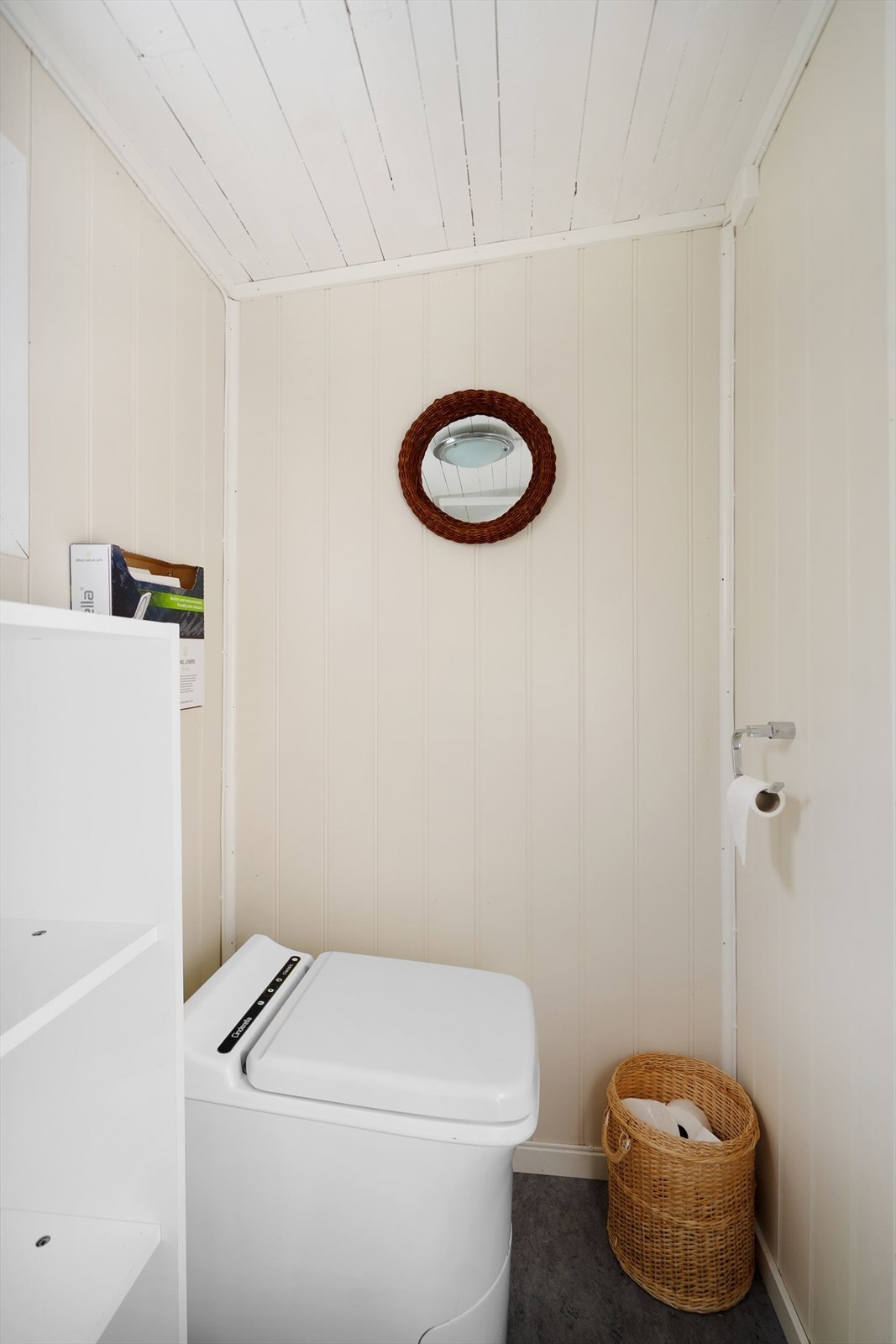 Forbrenningstoalett og lysmalte flater Galleribilde