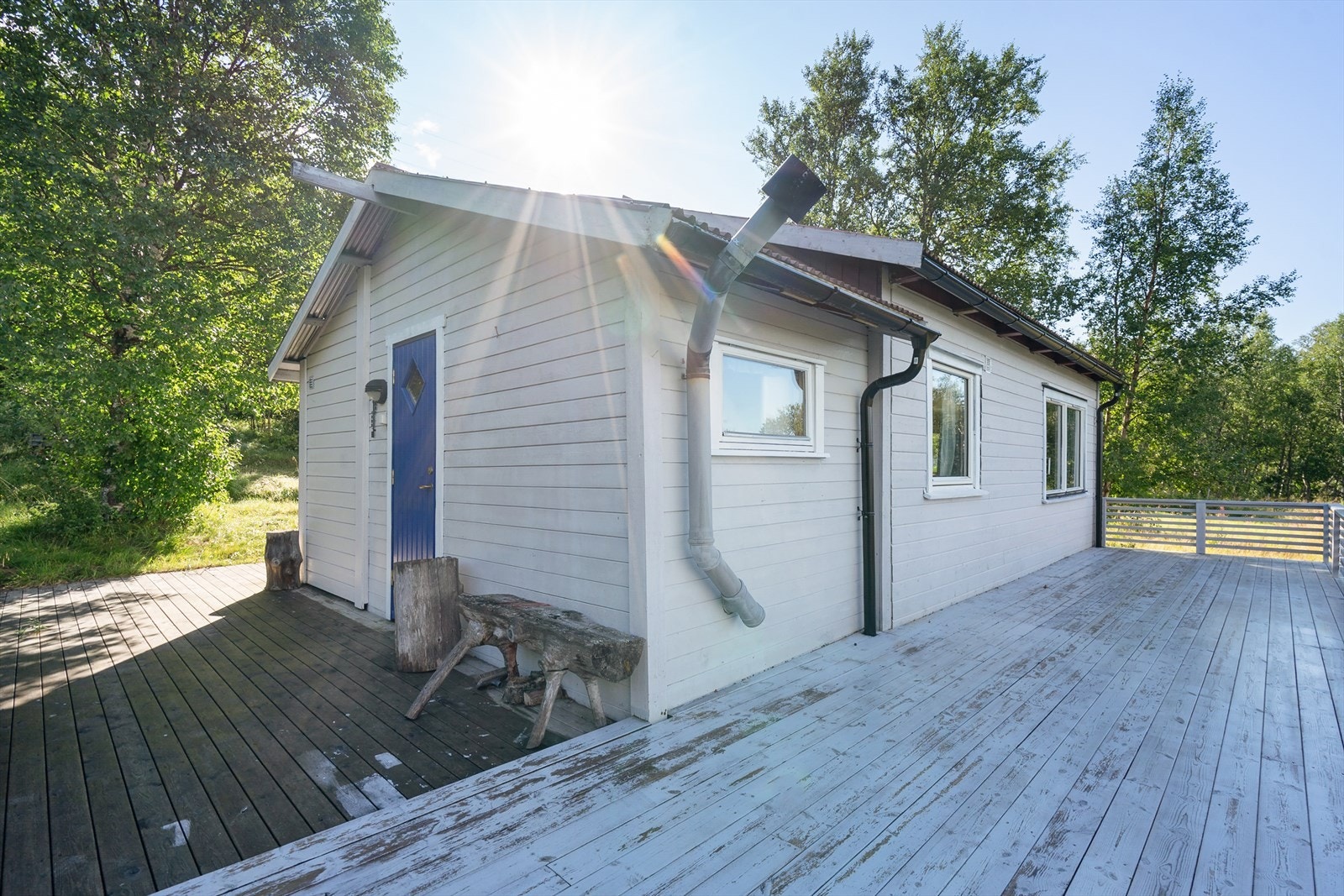 Stor terrasse med god plass til utemøbler - perfekt for å nyte solrike dager Galleribilde