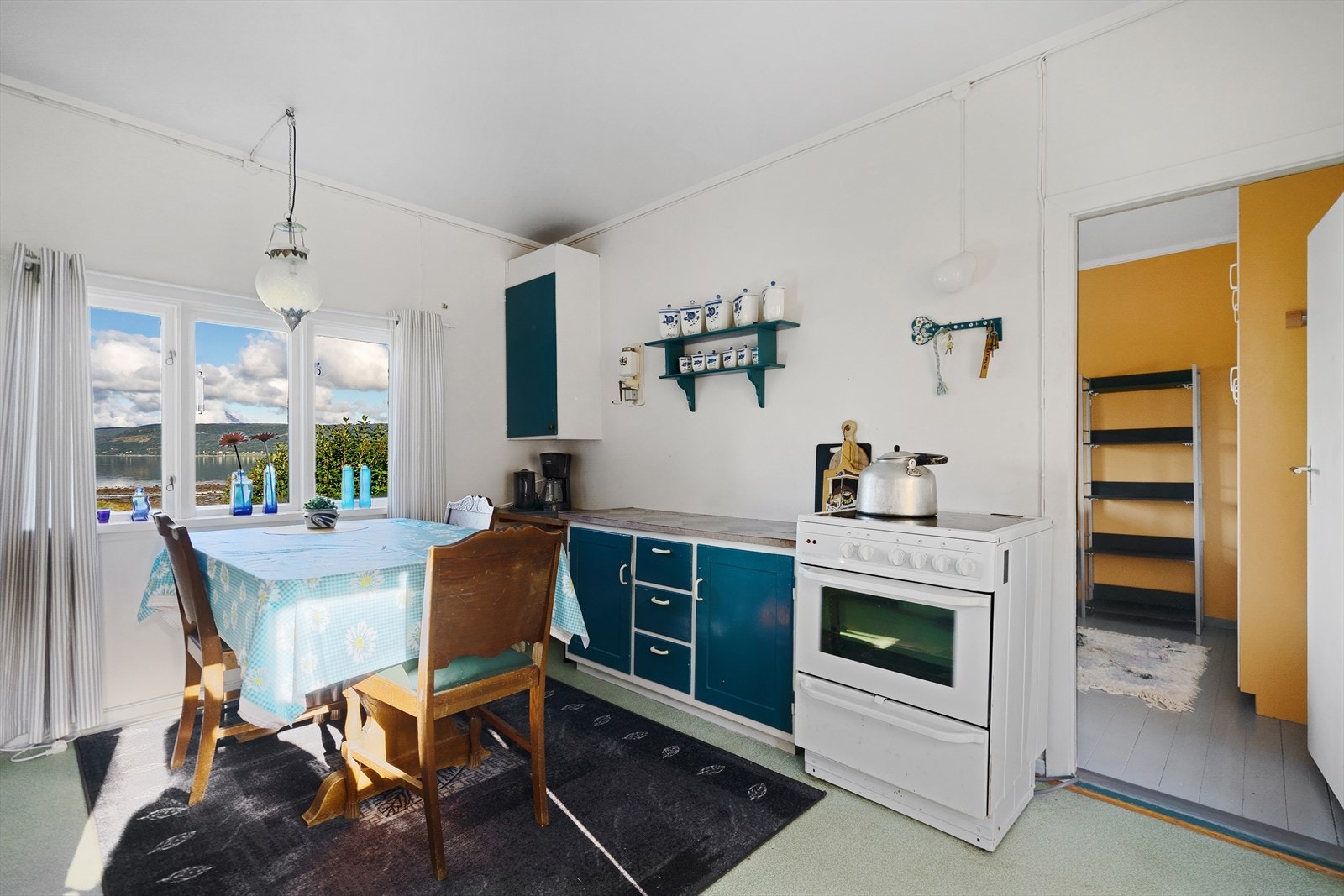 Lys og luftig atmosfære som gjør kjøkkenet til en naturlig samlingsplass Galleribilde