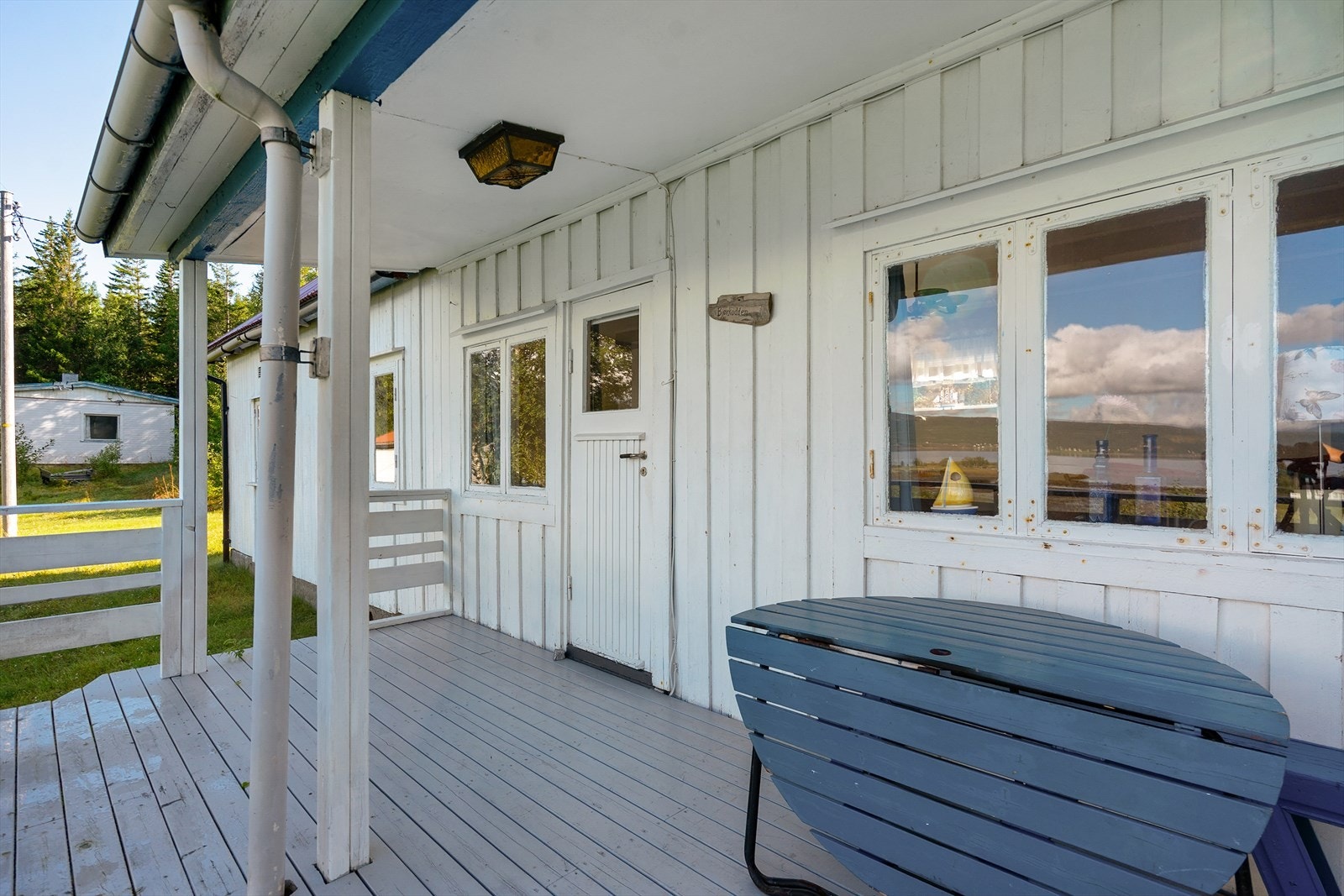 Overbygd veranda som gir en lun og hyggelig uteplass uansett vær Galleribilde