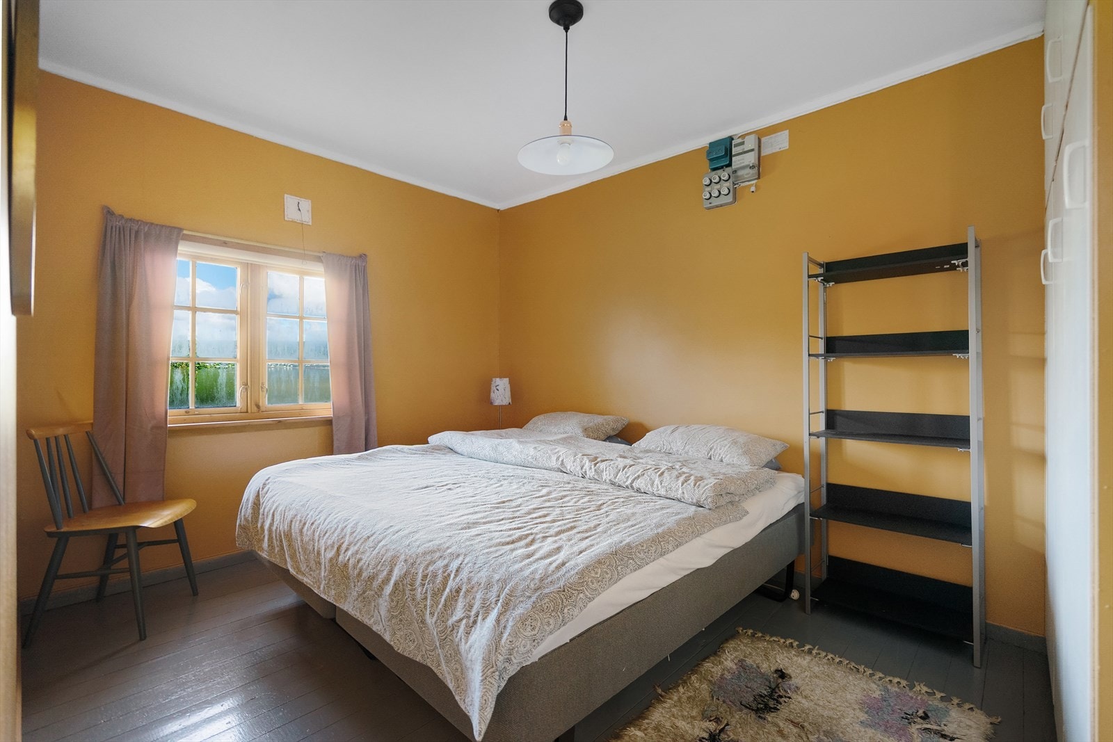 Soverom 1 - soverom med plass til dobbeltseng og vindu som gir godt dagslys Galleribilde