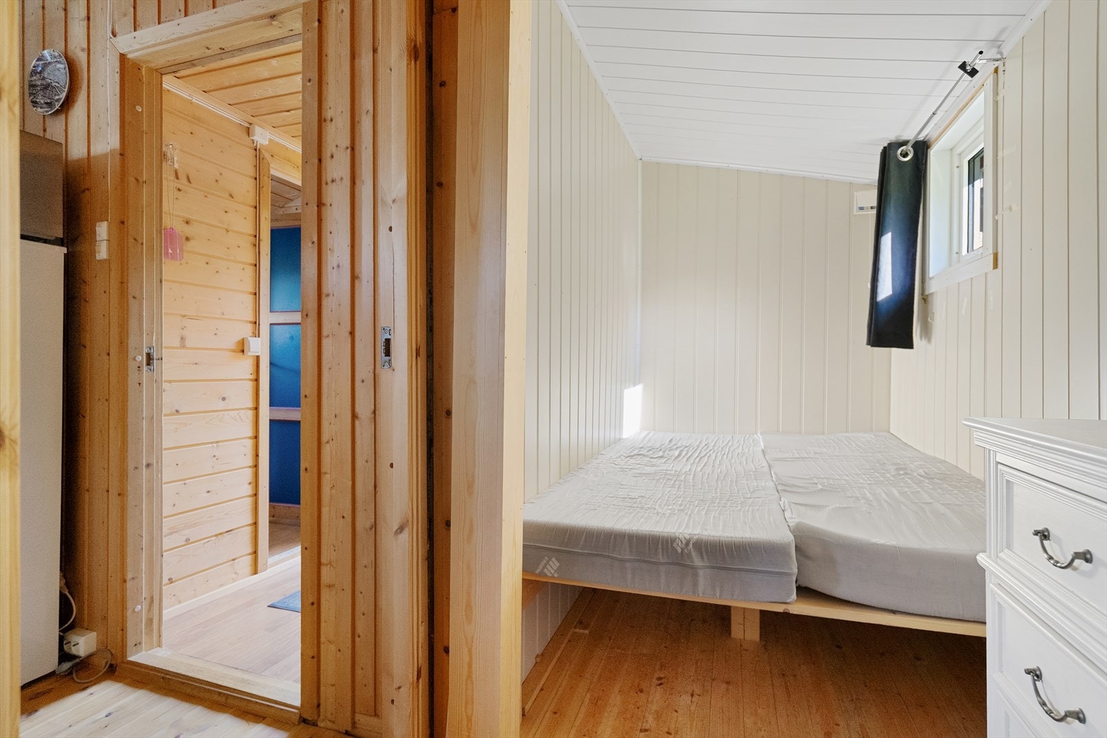 Plass til dobbeltseng og kommode - praktisk romutnyttelse Galleribilde