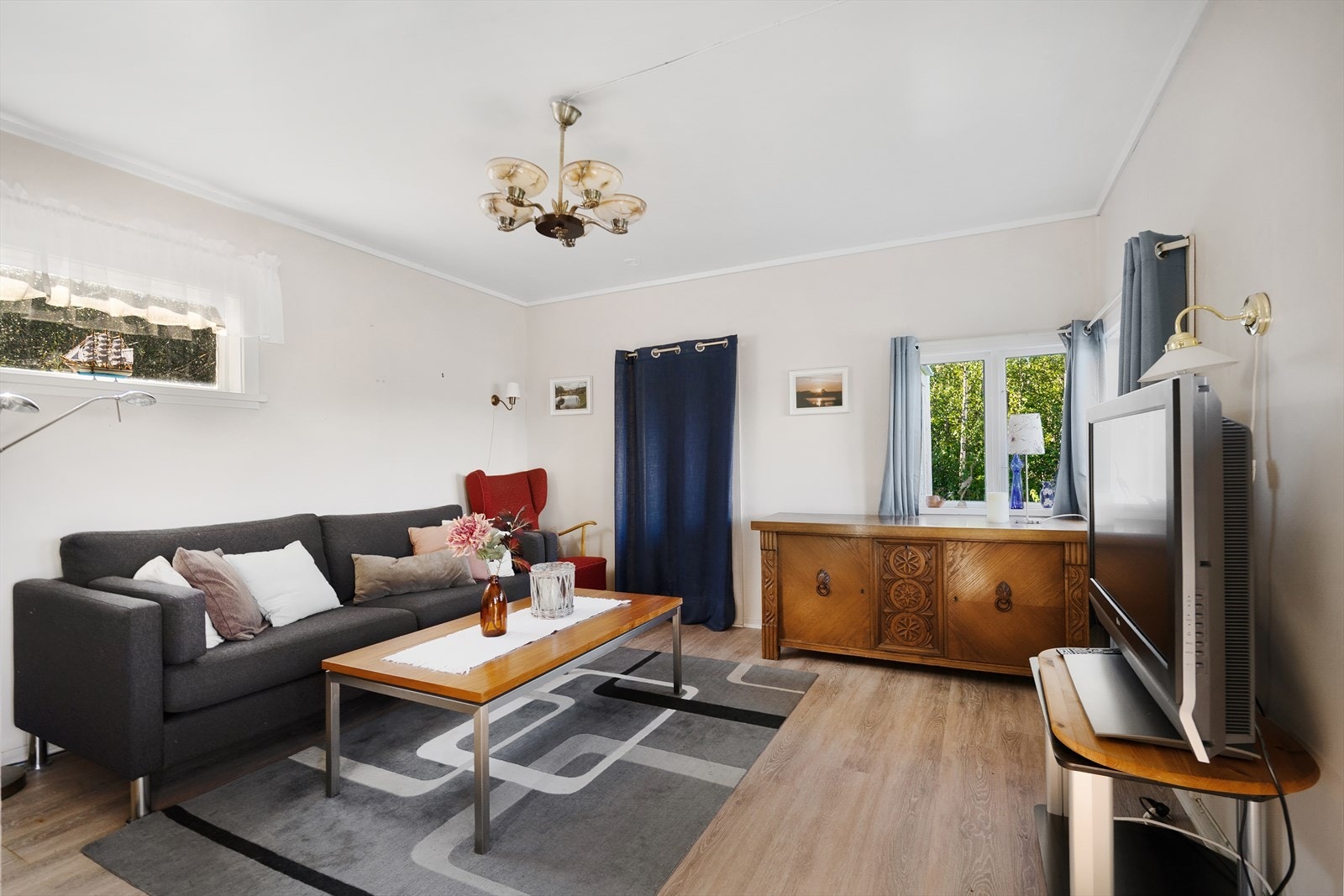 Lys og trivelig stue med plass til sofagruppe og godt med dagslys fra flere vinduer Galleribilde