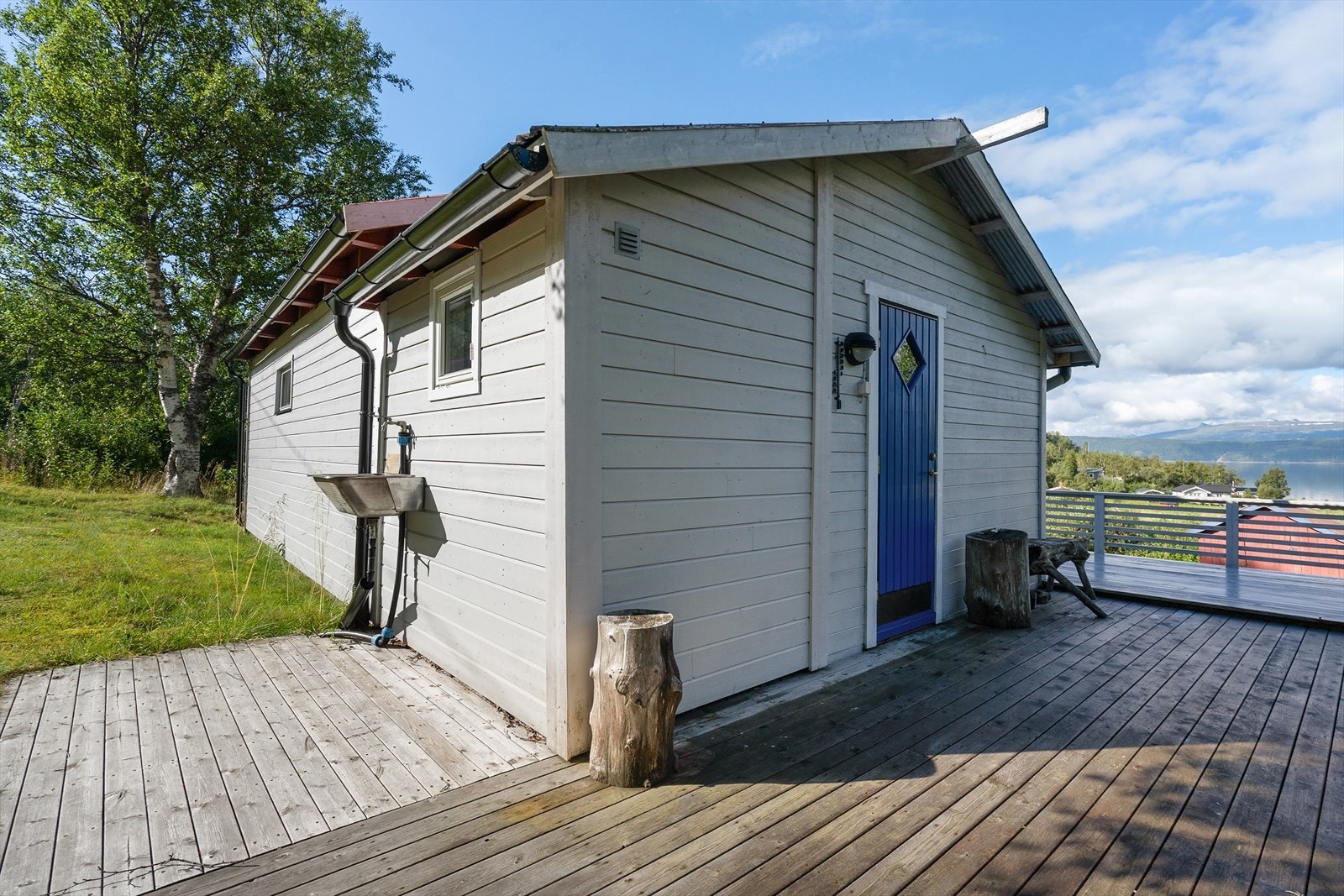 Hyggelig inngangsparti med blå inngangsdør og lett adkomst fra tomten Galleribilde