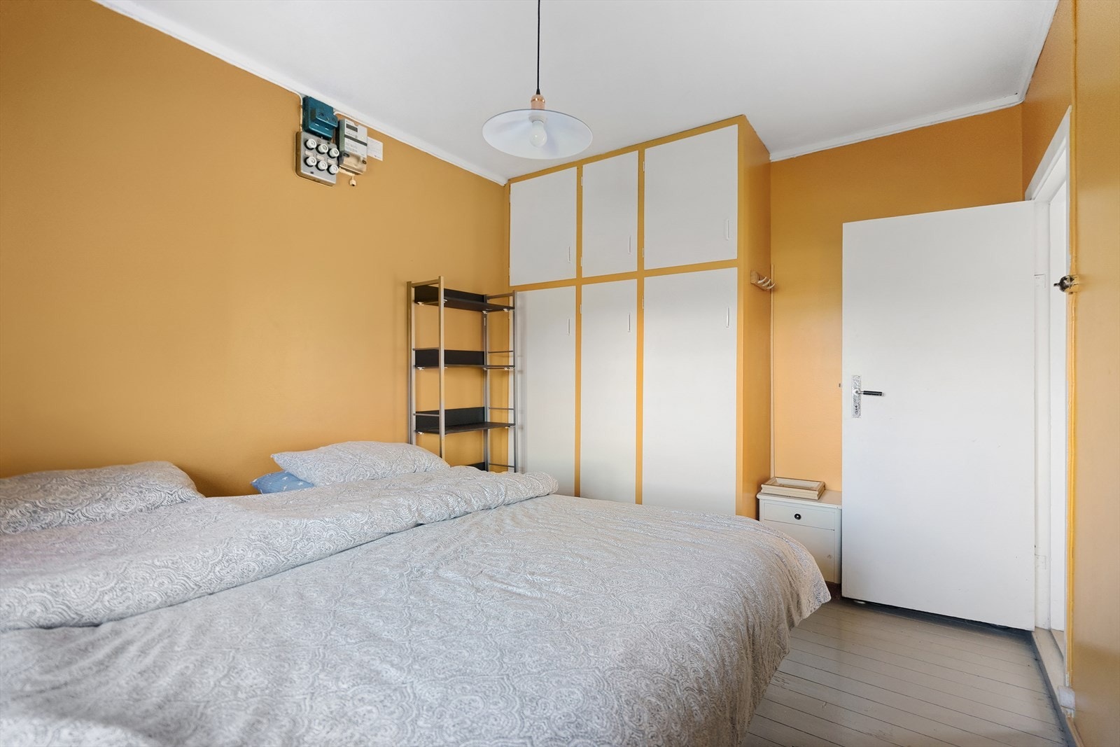 Soverom 1 - praktiske garderobeskap gir god oppbevaringsplass på soverommet Galleribilde