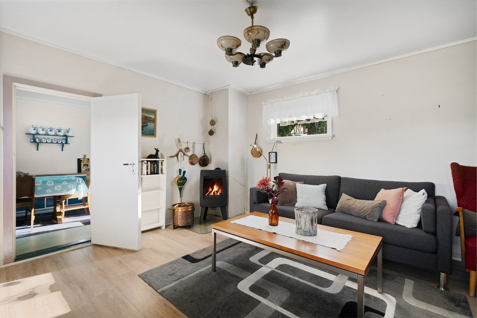 Romslig planløsning med god forbindelse mellom stue og kjøkken Galleribilde